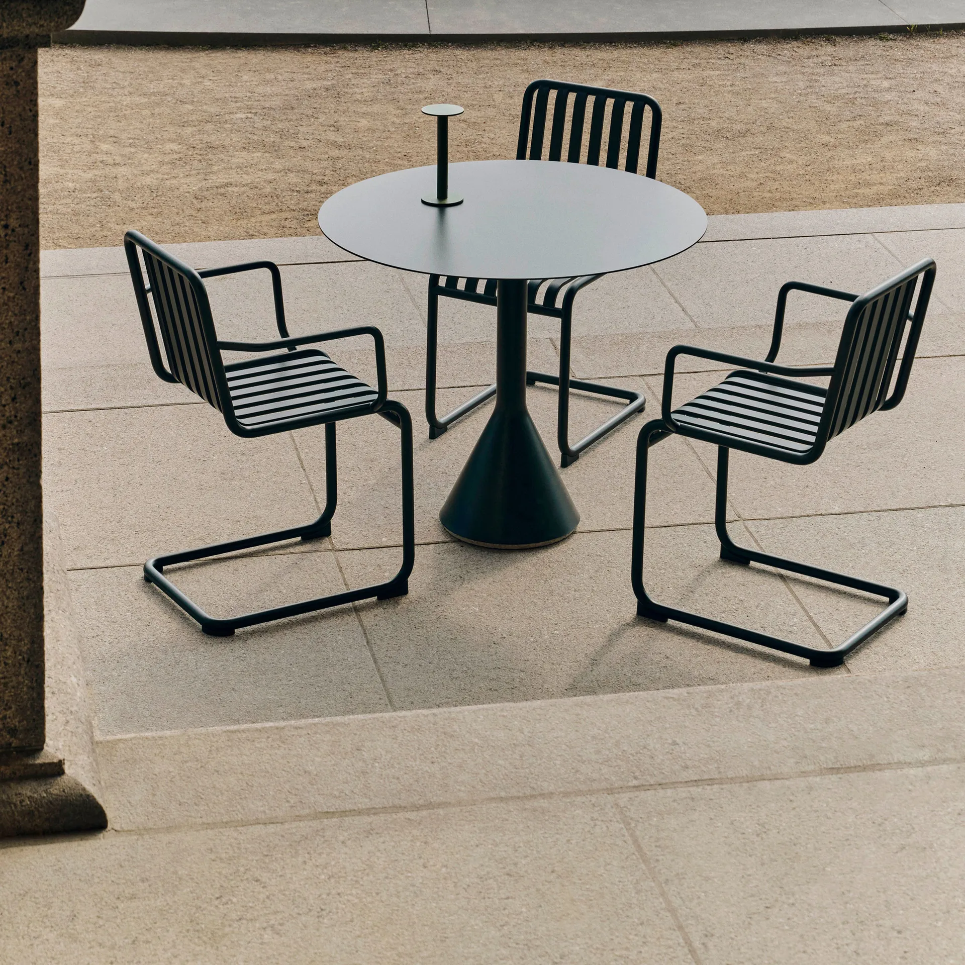 Palissade Cantilever käsinojatuoli, Antrasiitti HAY