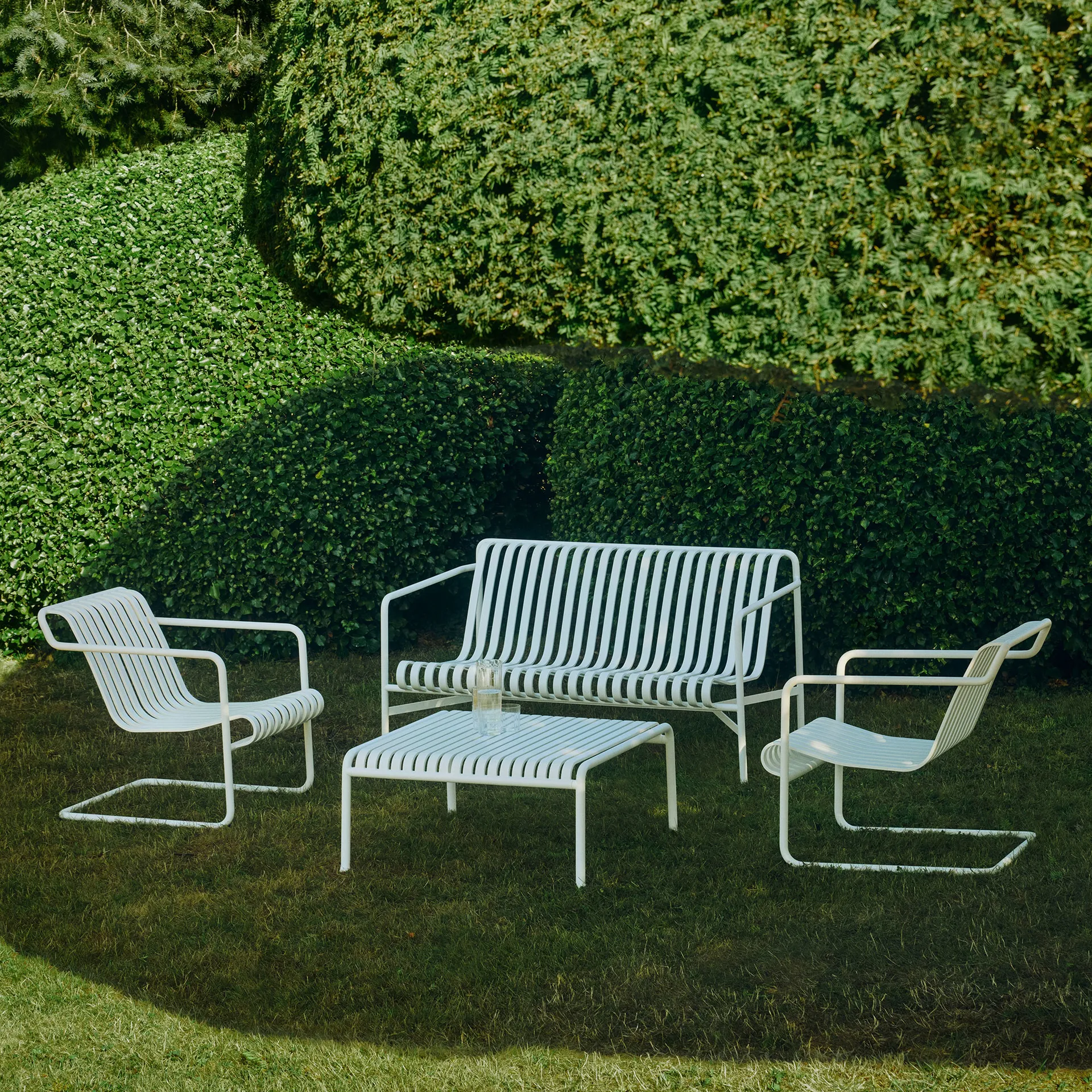 Palissade Cantilever Low lounge-nojatuoli, Kermanvalkoinen HAY