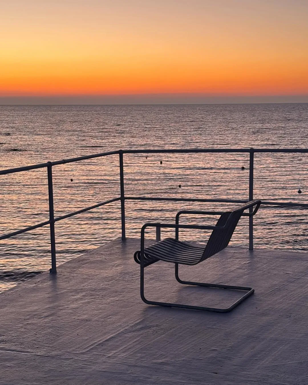 Palissade Cantilever Low lounge-nojatuoli, Kuumagalvanoitu teräs HAY