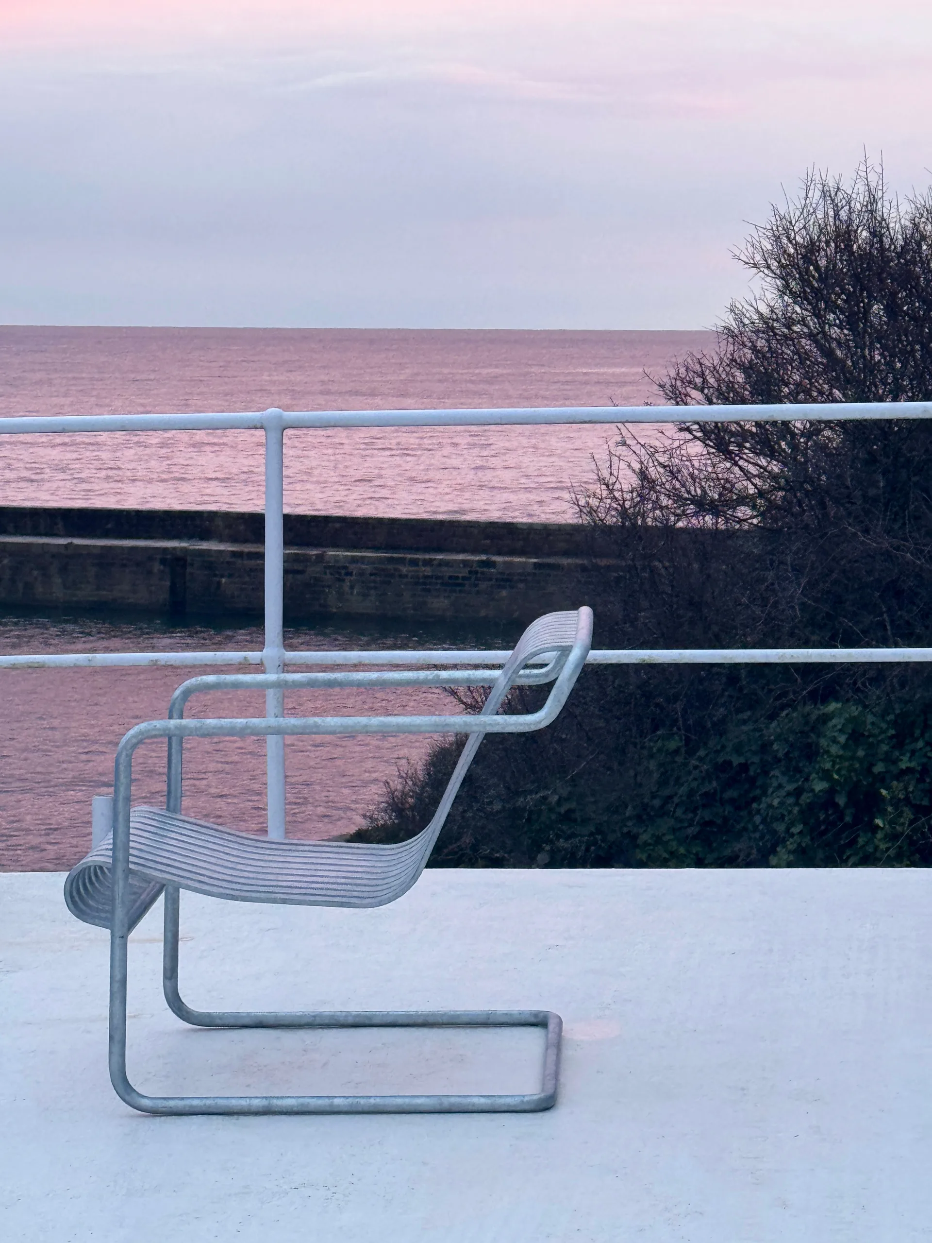 Palissade Cantilever Low lounge-nojatuoli, Kuumagalvanoitu teräs HAY