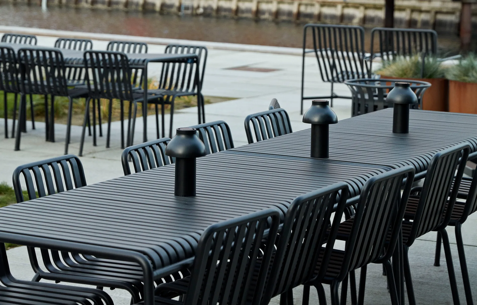 Palissade ruokailuryhmä 4 tuolia 170x90 cm - Anthracite HAY