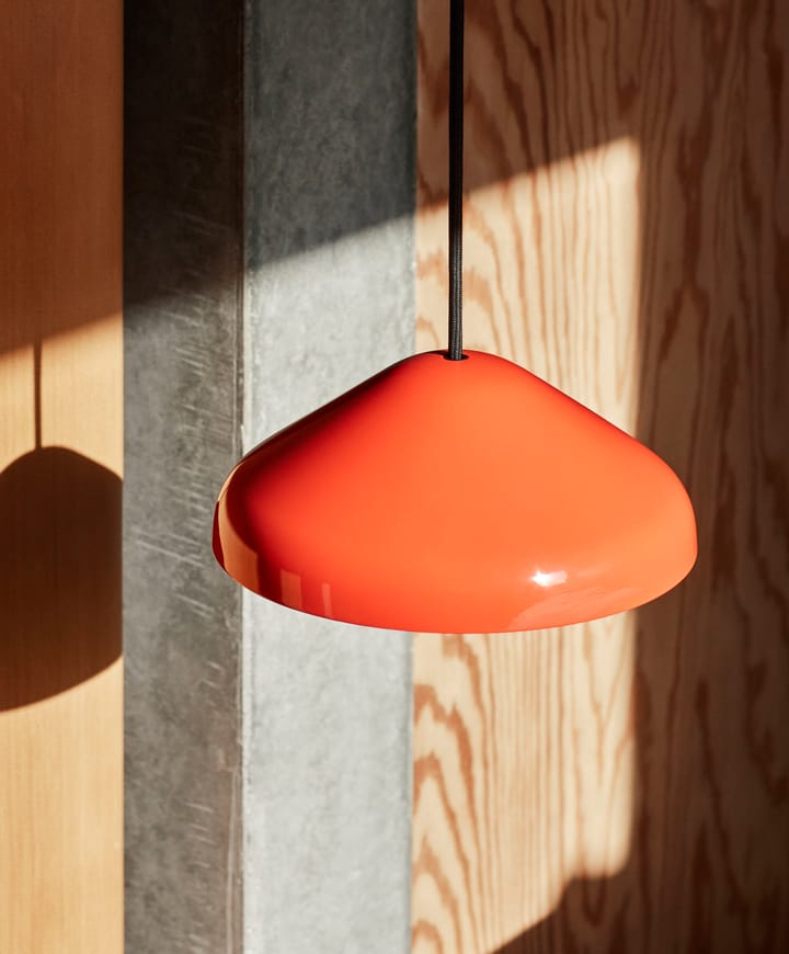 Pao Steel riippuvalaisin Ø23 cm, Red HAY