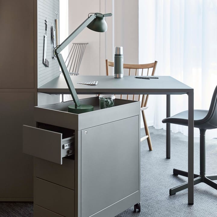 PC Double arm -pöytävalaisin - Soft black, lampunjalalla - HAY