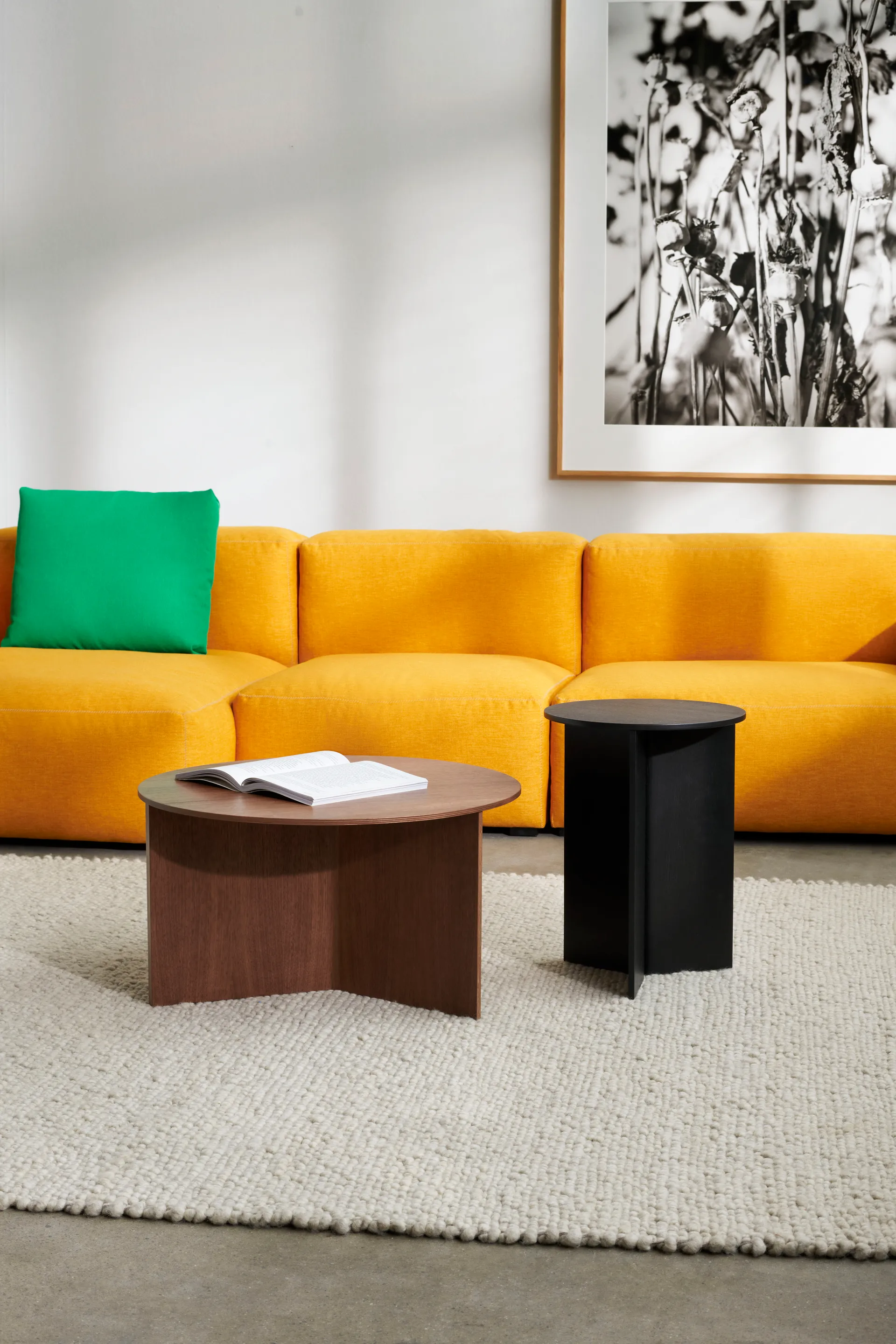 Slit sohvapöytä Ø65 cm, Lacquered walnut HAY