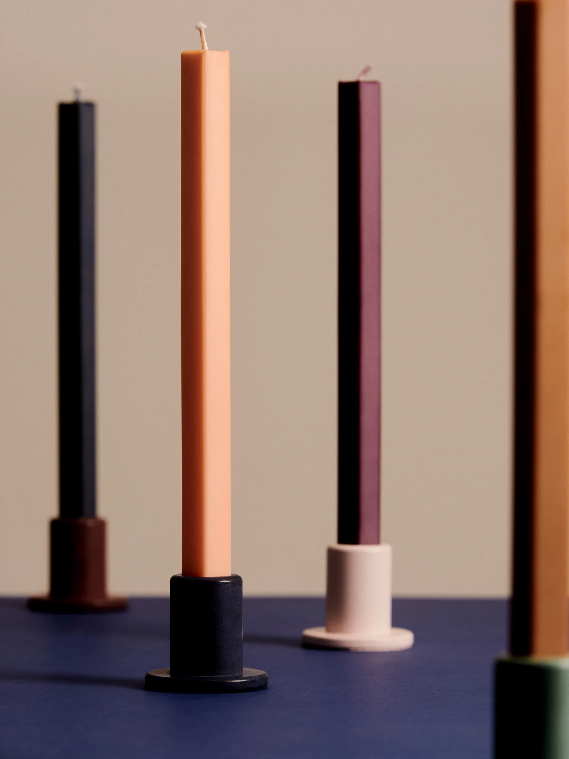 Tube kynttilänjalka betoni 5,5 cm, Bordeaux HAY