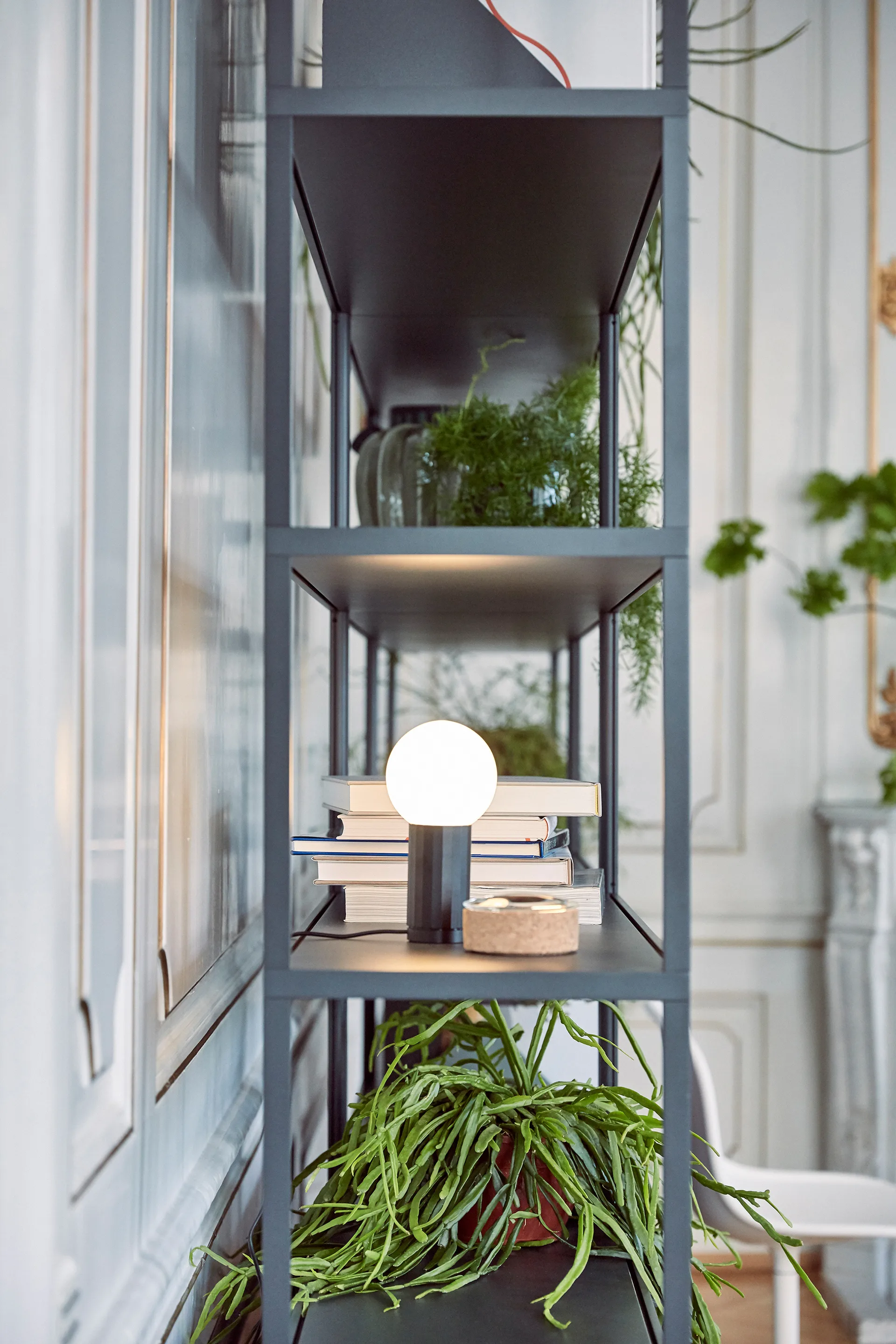 Turn On pöytävalaisin, Musta HAY