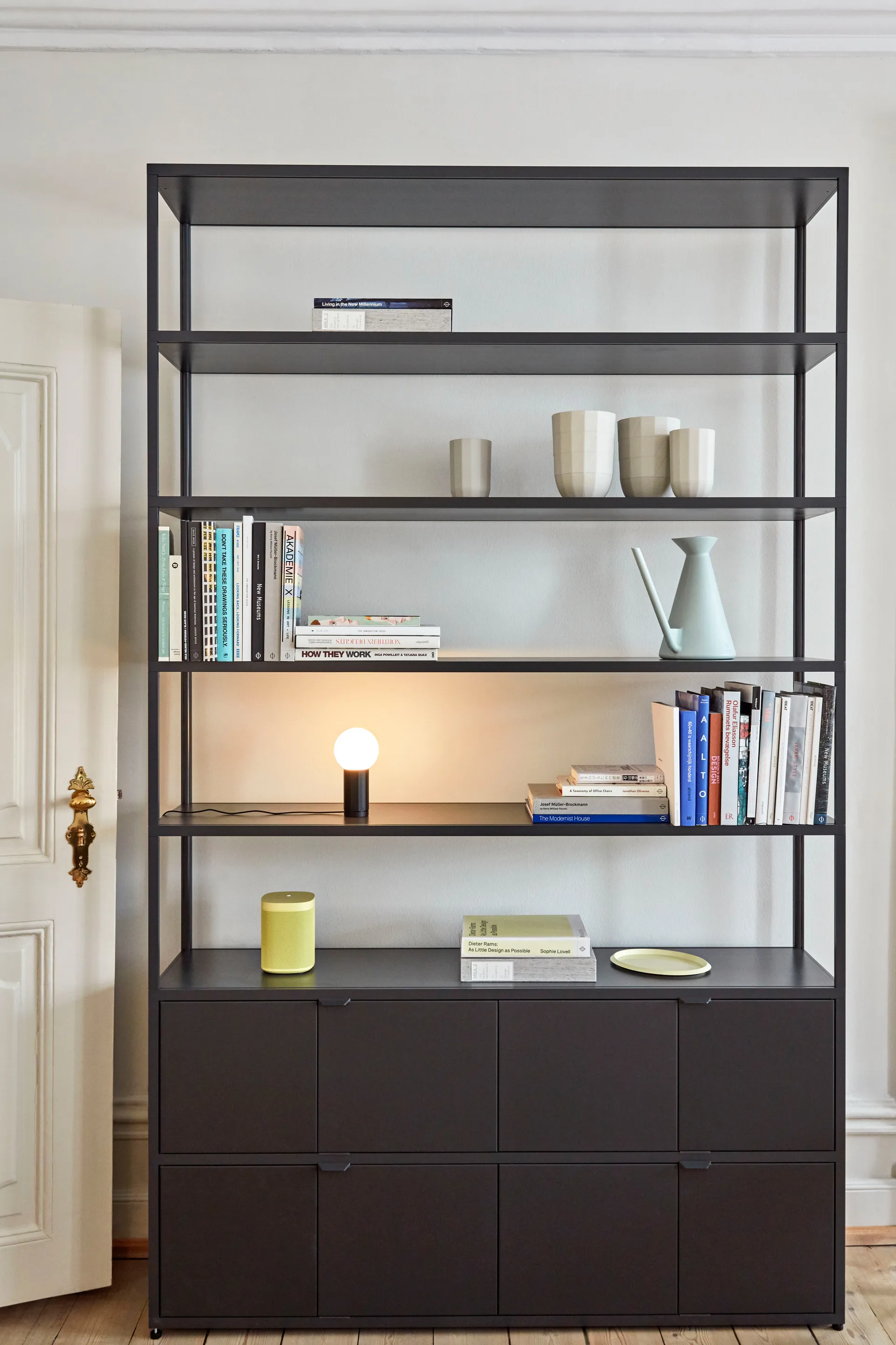 Turn On pöytävalaisin, Musta HAY