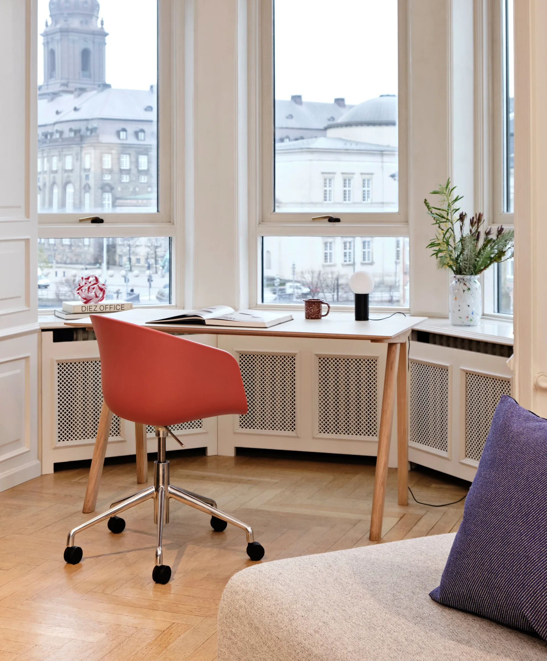 Turn On pöytävalaisin, Musta HAY