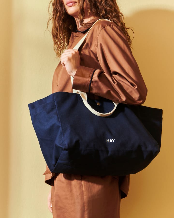 Weekend Bag No 2 laukku S 26x56 cm, Midnight blue HAY