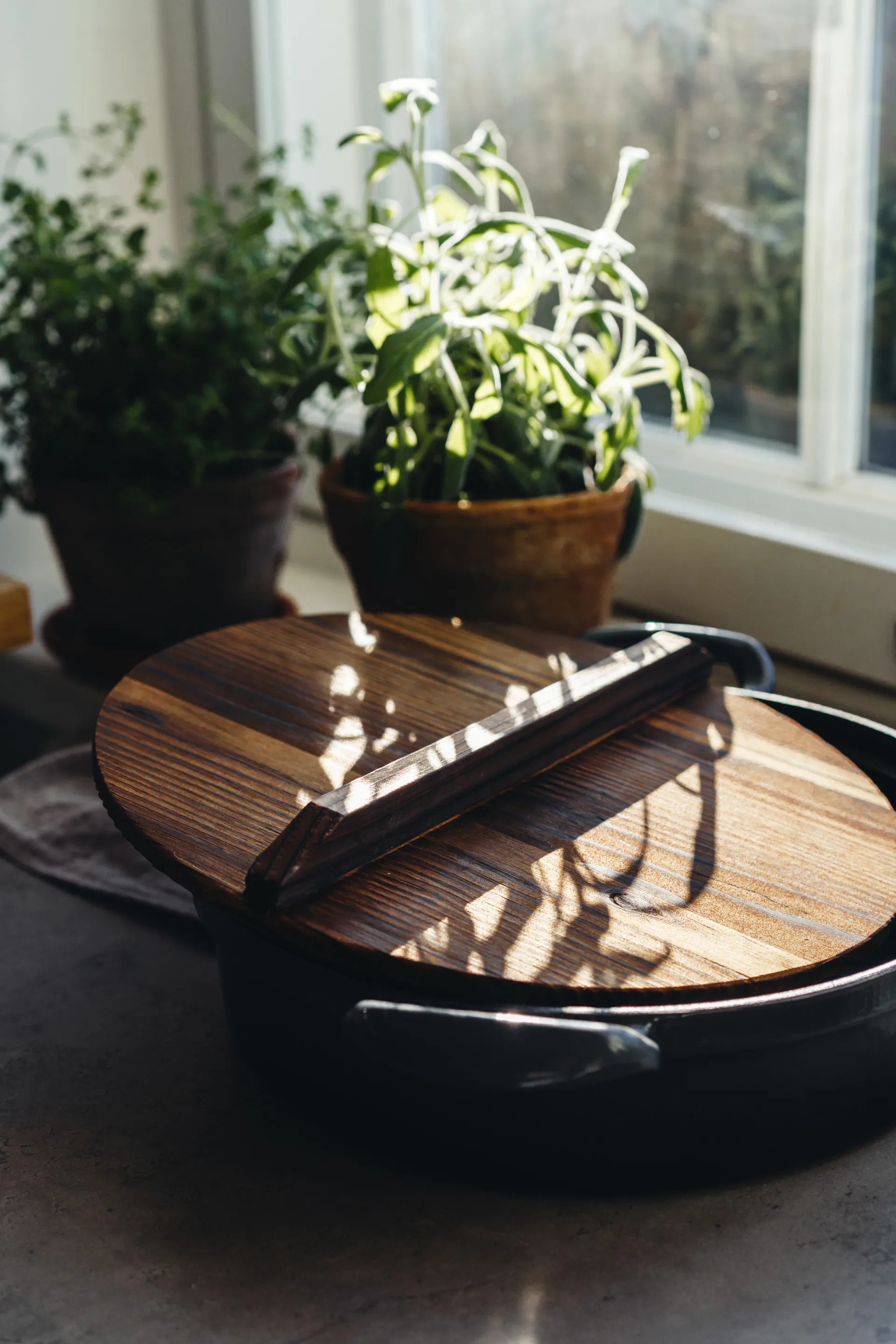 Paistokasari valurautaa puukannella, Ø 30 cm Heirol