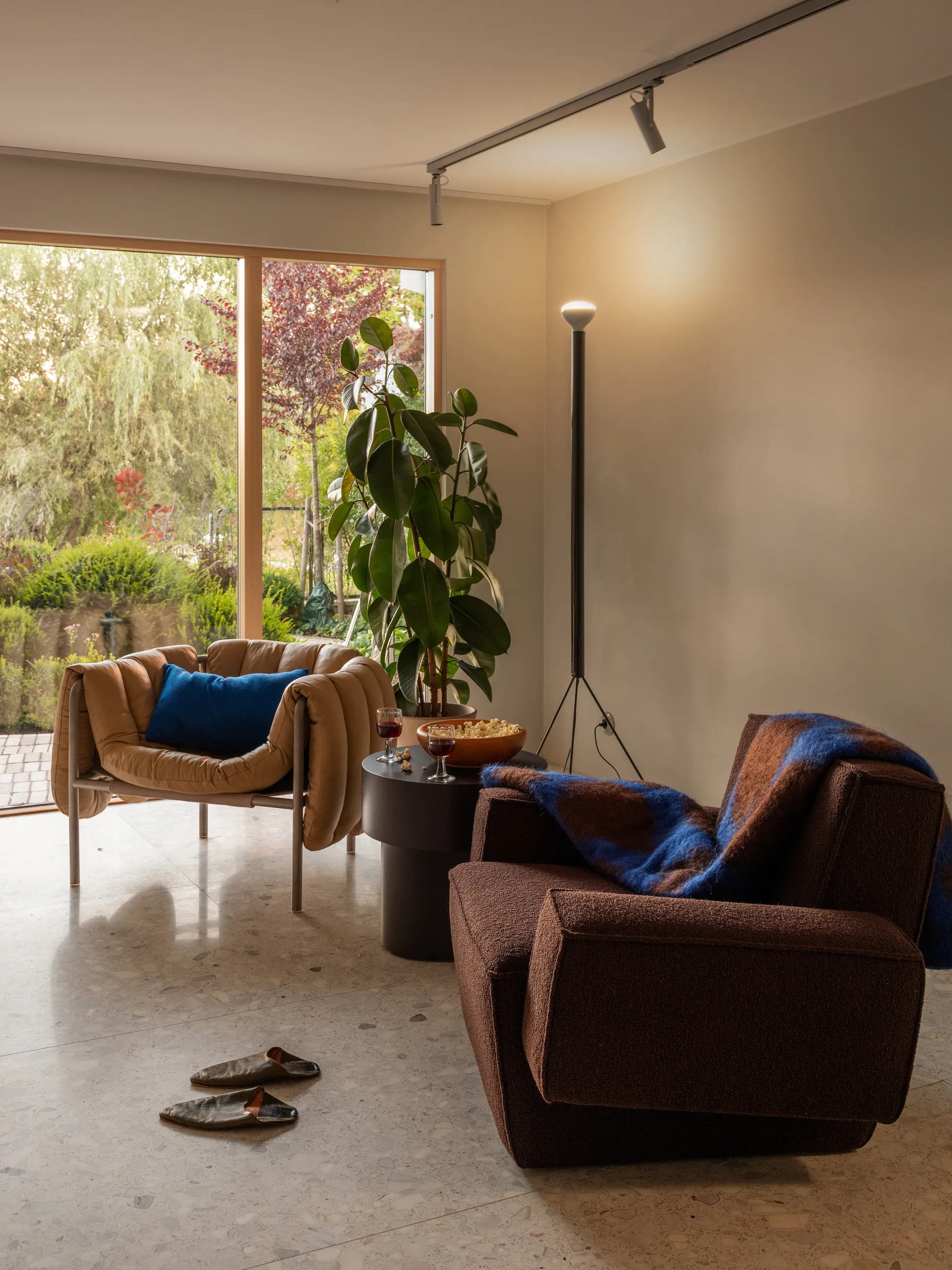 Hunk lounge-nojatuoli käsinojallinen, Chocolate Hem