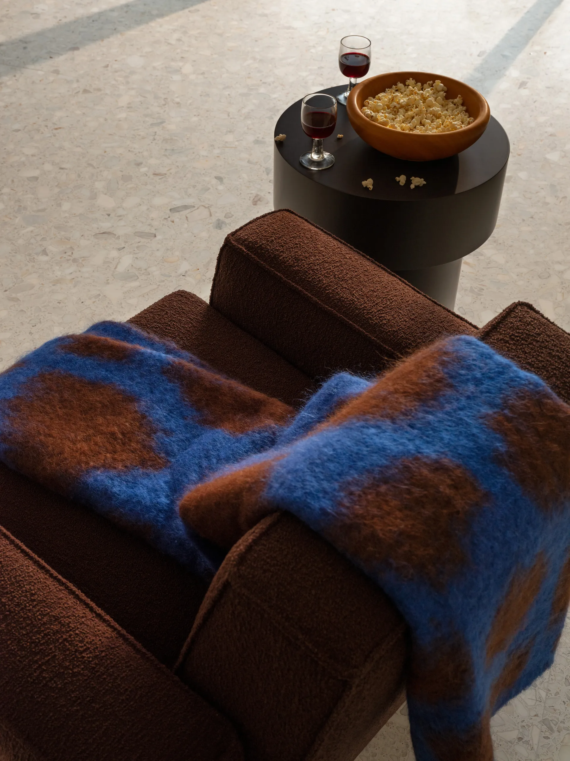 Hunk lounge-nojatuoli käsinojallinen, Chocolate Hem