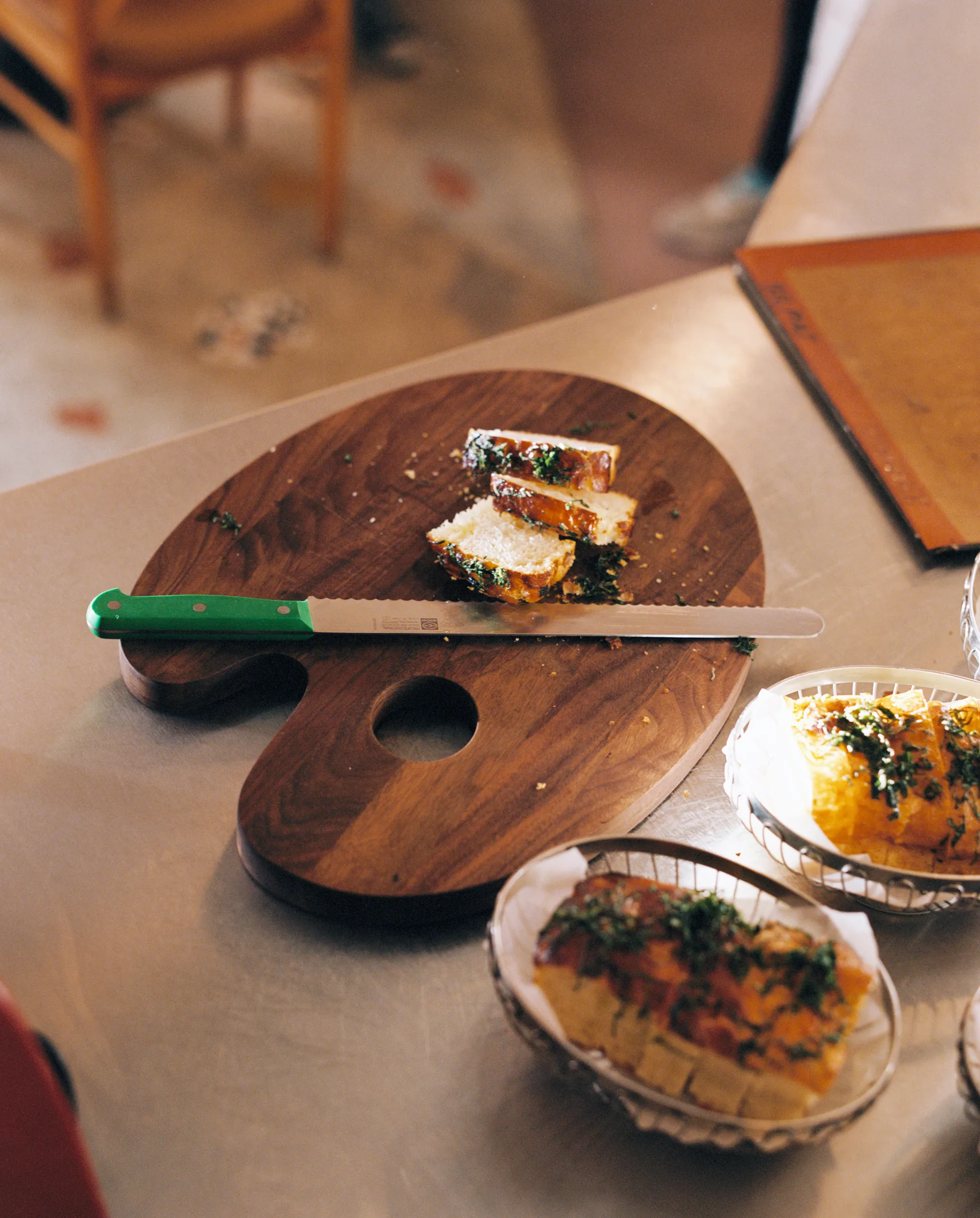 Palette leikkuulauta Small 24x34 cm, Saksanpähkinä Hem