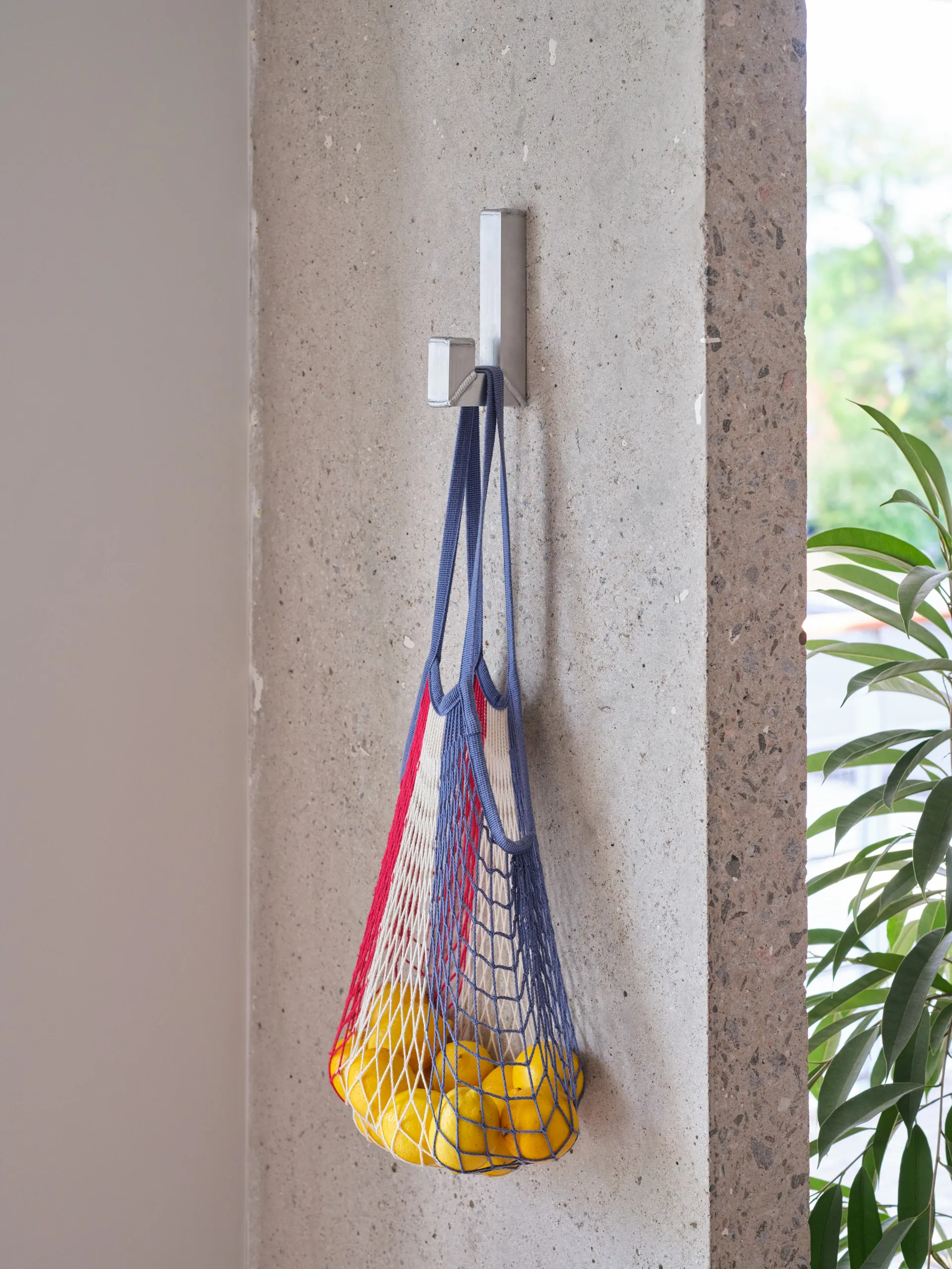 Tig Single seinäkoukku, Harjattu alumiini Hem