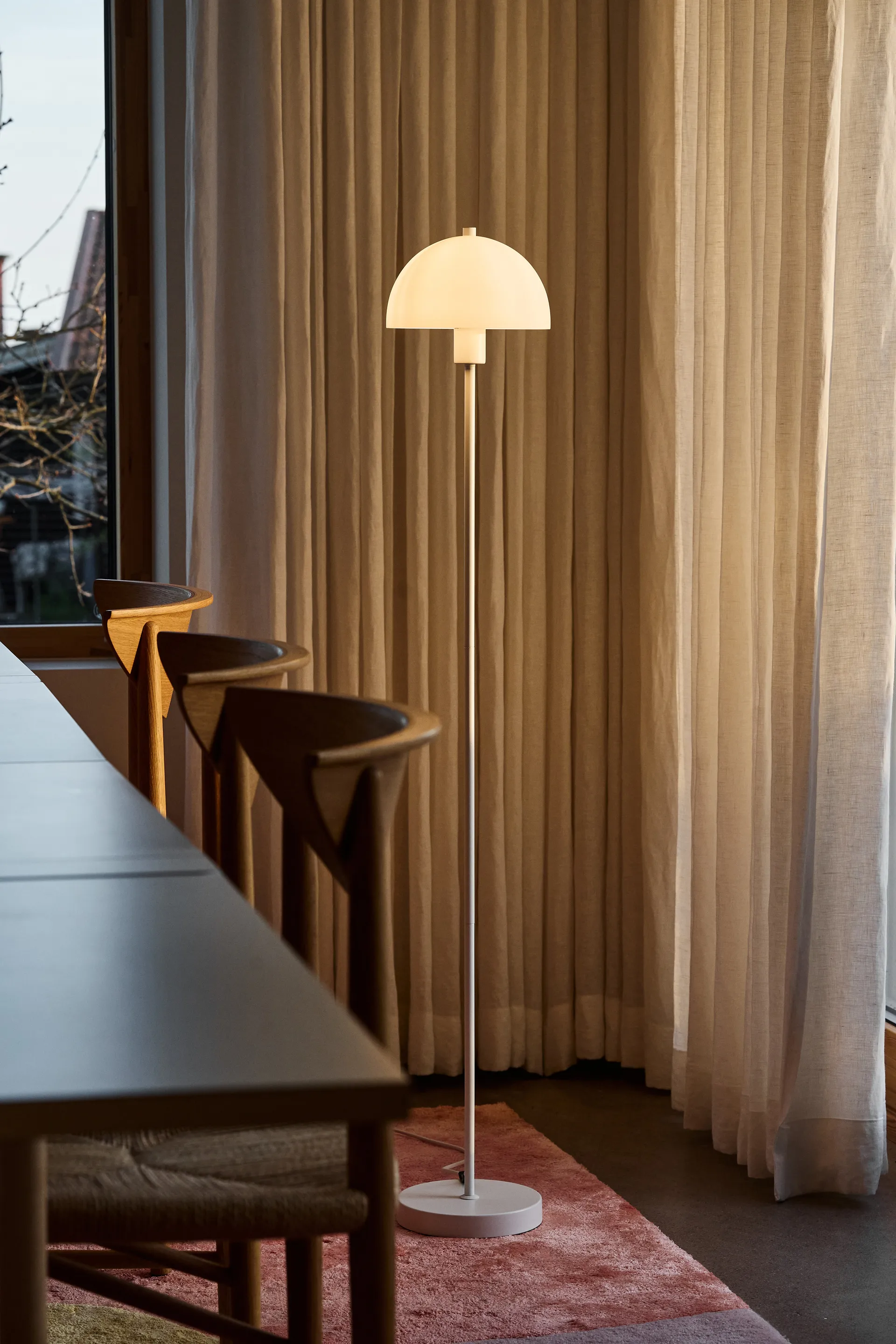 Vienda lattiavalaisin, Valkoinen-opaalilasi Herstal