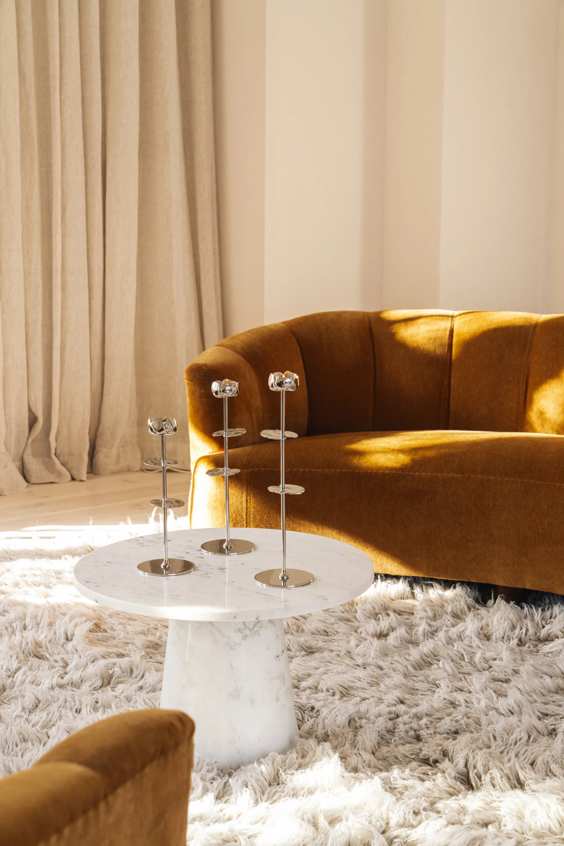 Ninfea Alta kynttilänjalka 30 cm, Nikkelöity messinki. Hilke Collection