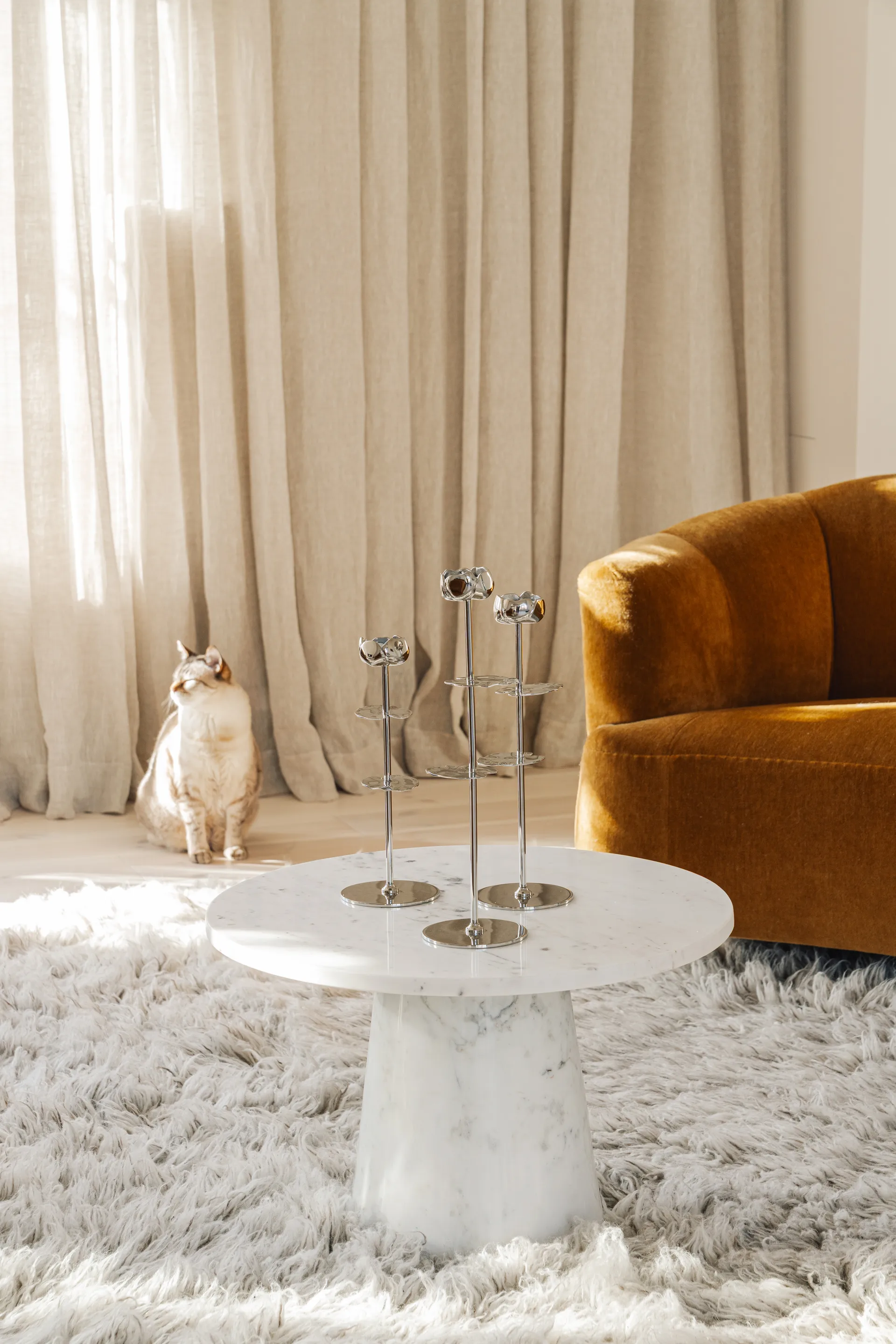 Ninfea Alta kynttilänjalka 35 cm, Nikkelöity messinki. Hilke Collection