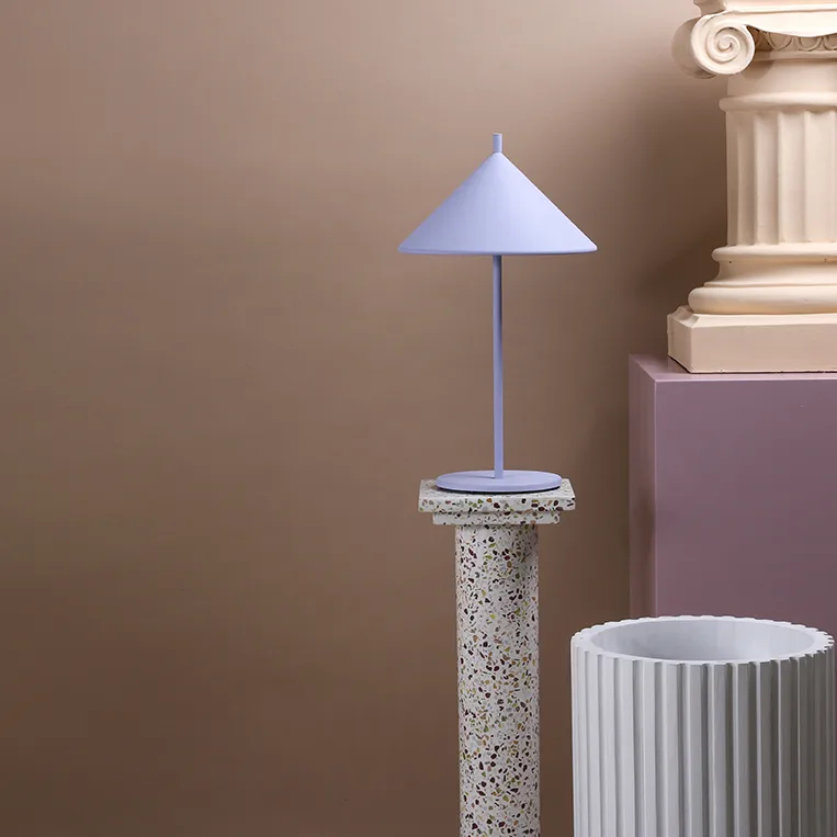 Triangle pöytälamppu, Matta liila HKliving