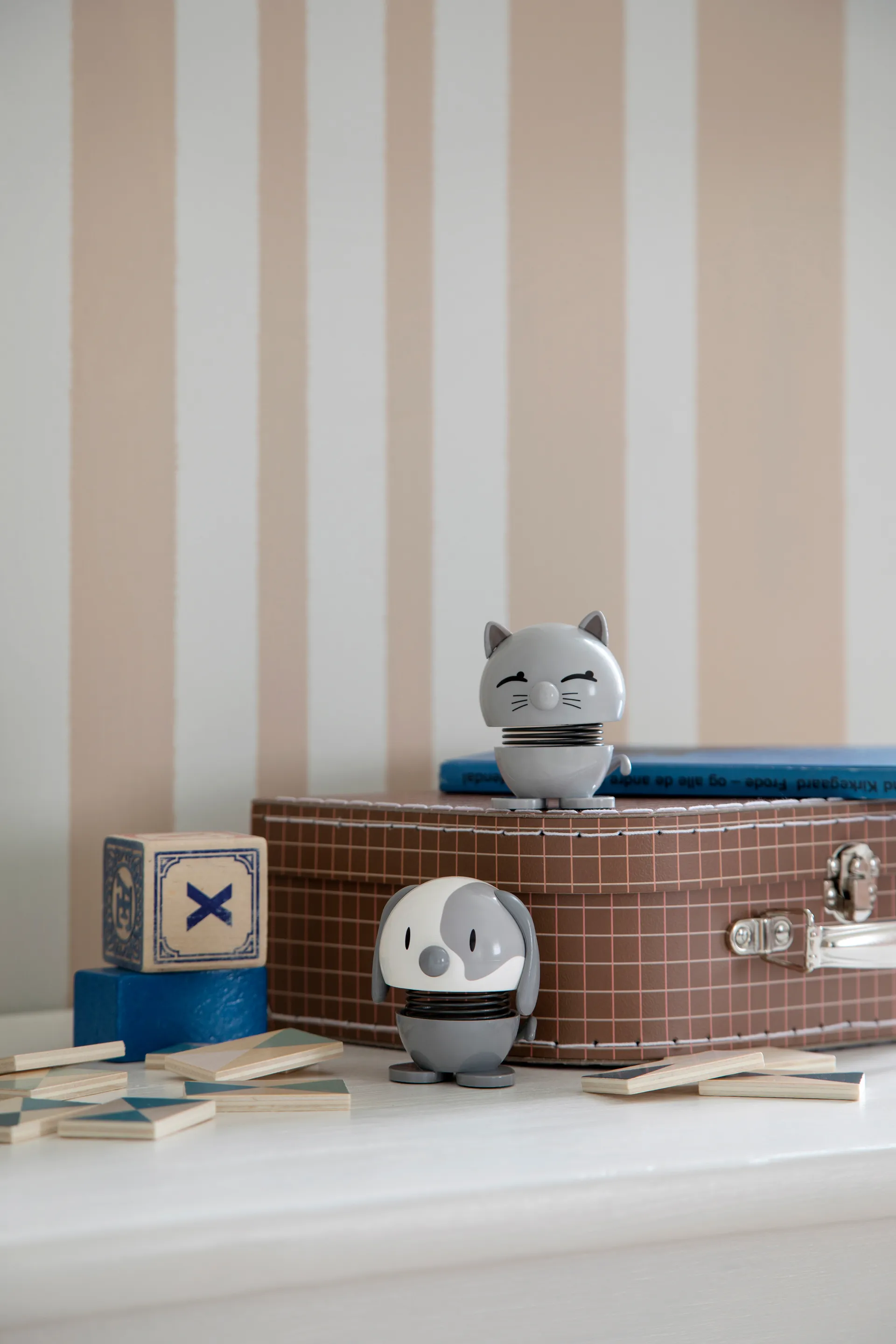 Hoptimist Dog -hahmo 6,9 cm, Cool grey Hoptimist