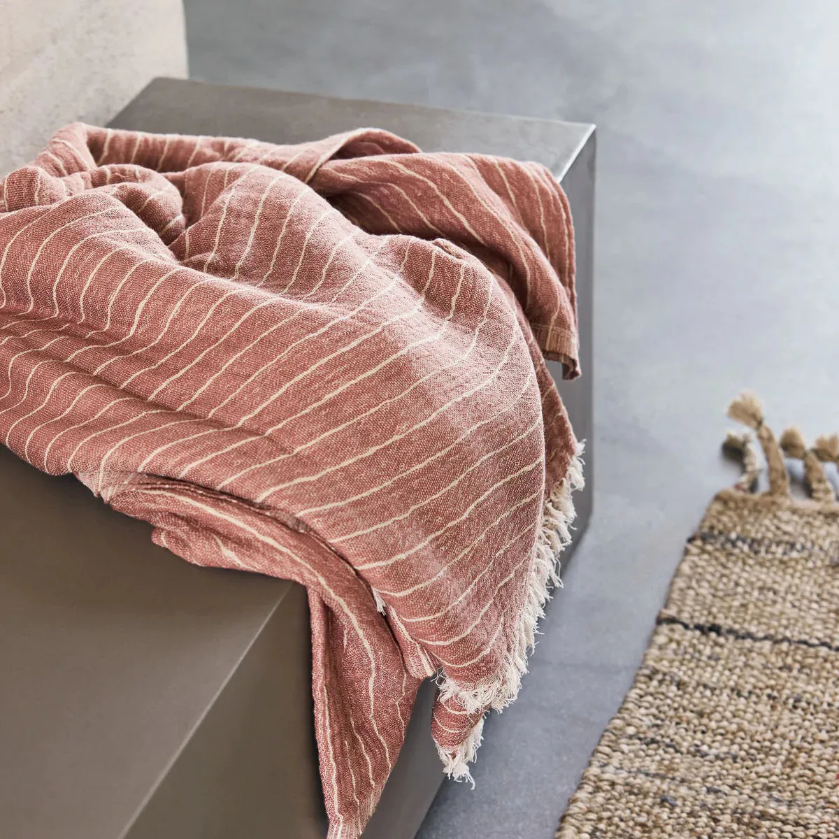 Alice stripe -torkkupeitto 140 x 200 cm, Dusty berry House Doctor