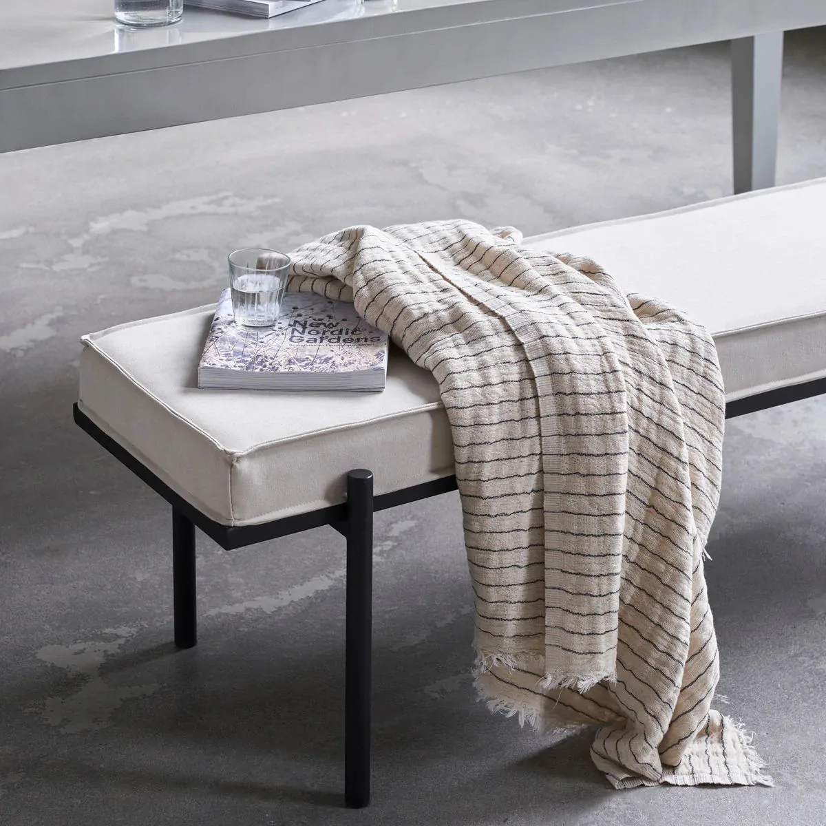 Alice stripe -torkkupeitto 140 x 200 cm, Tummanharmaa House Doctor