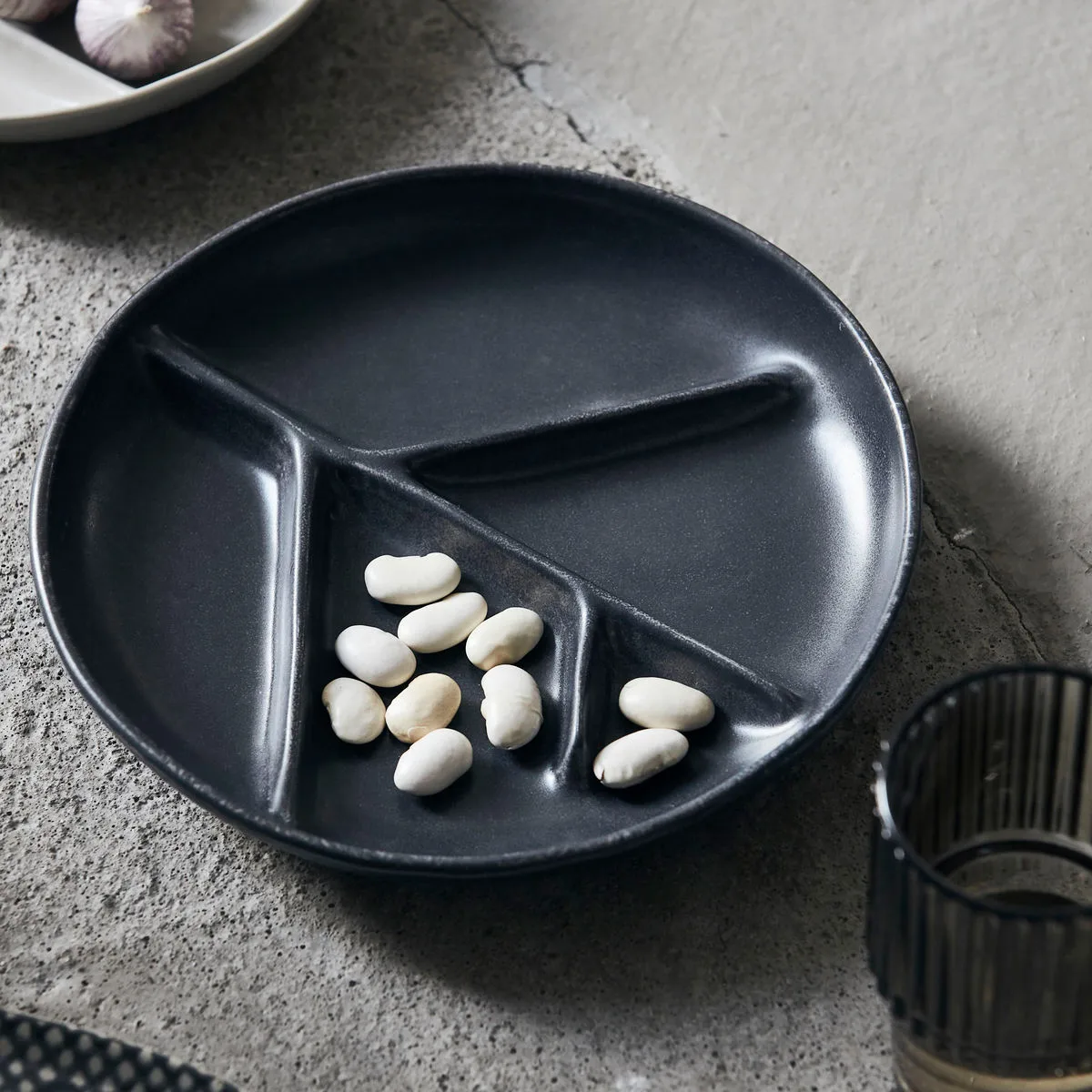 Branch lautanen, Ø 22,3 cm, Tummanharmaa House Doctor