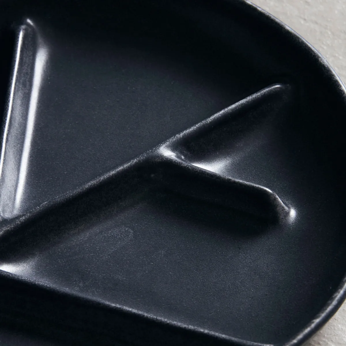 Branch lautanen, Ø 22,3 cm, Tummanharmaa House Doctor