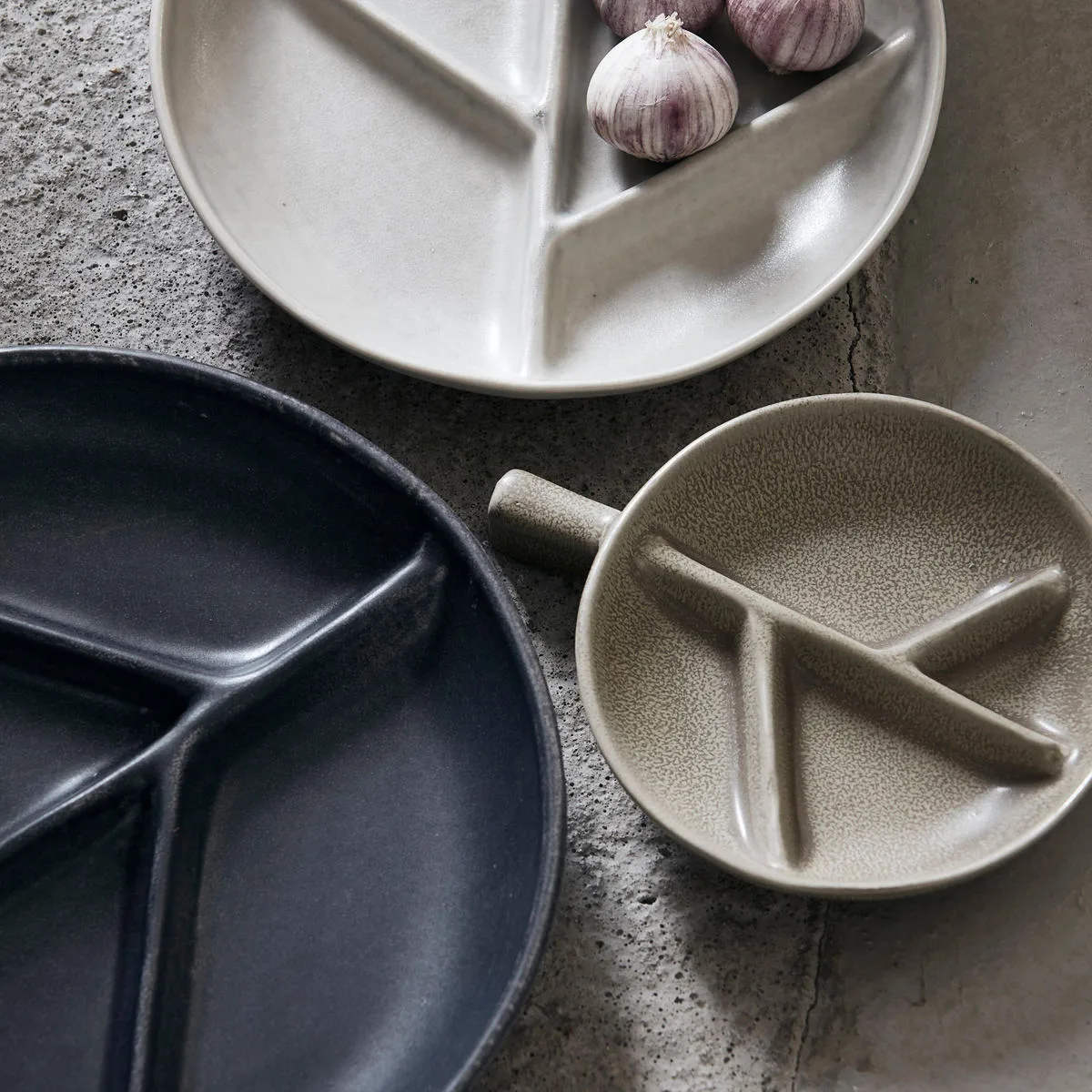 Branch lautanen, Ø 22,3 cm, Tummanharmaa House Doctor