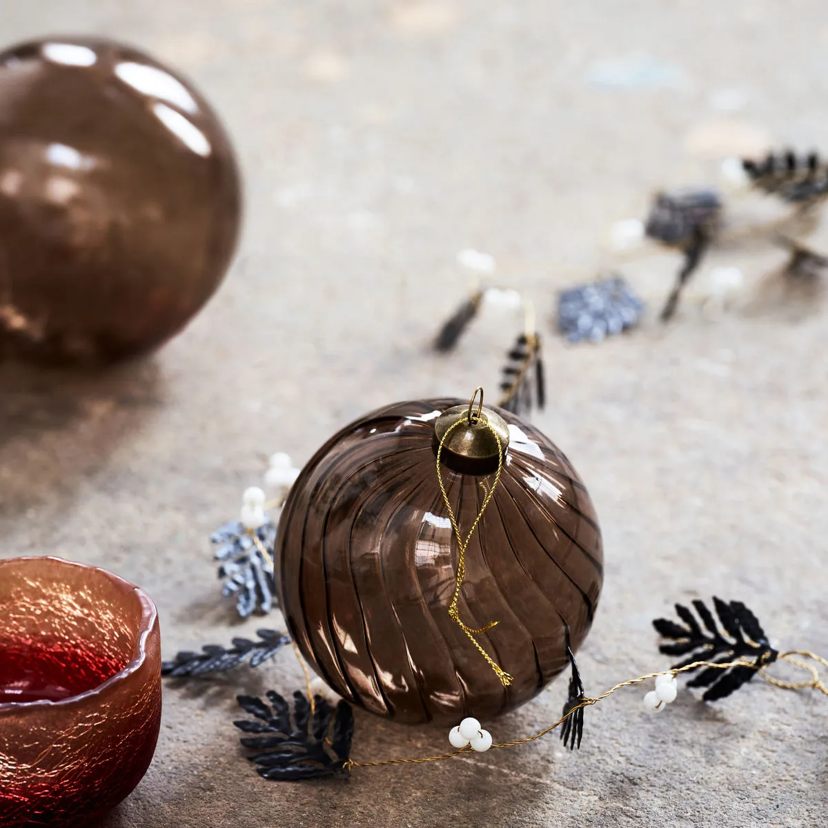 Fluted joulukuusenpallo 10 cm, Amber House Doctor