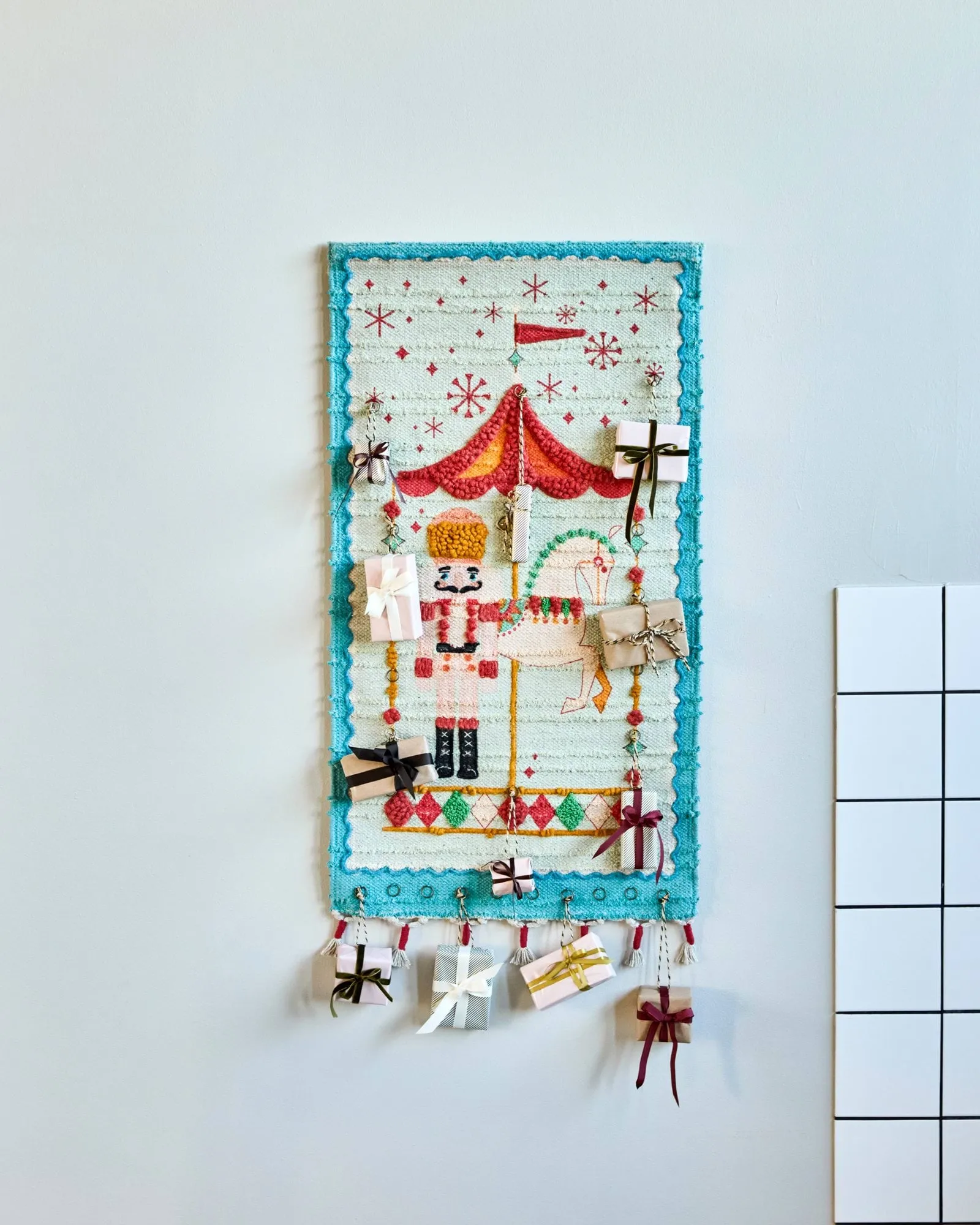 Horse joulukalenteri, Poltettu punainen, 50x90 cm House Doctor