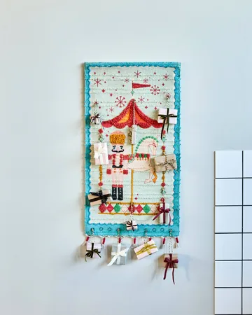 Horse joulukalenteri - Poltettu punainen, 50x90 cm - House Doctor
