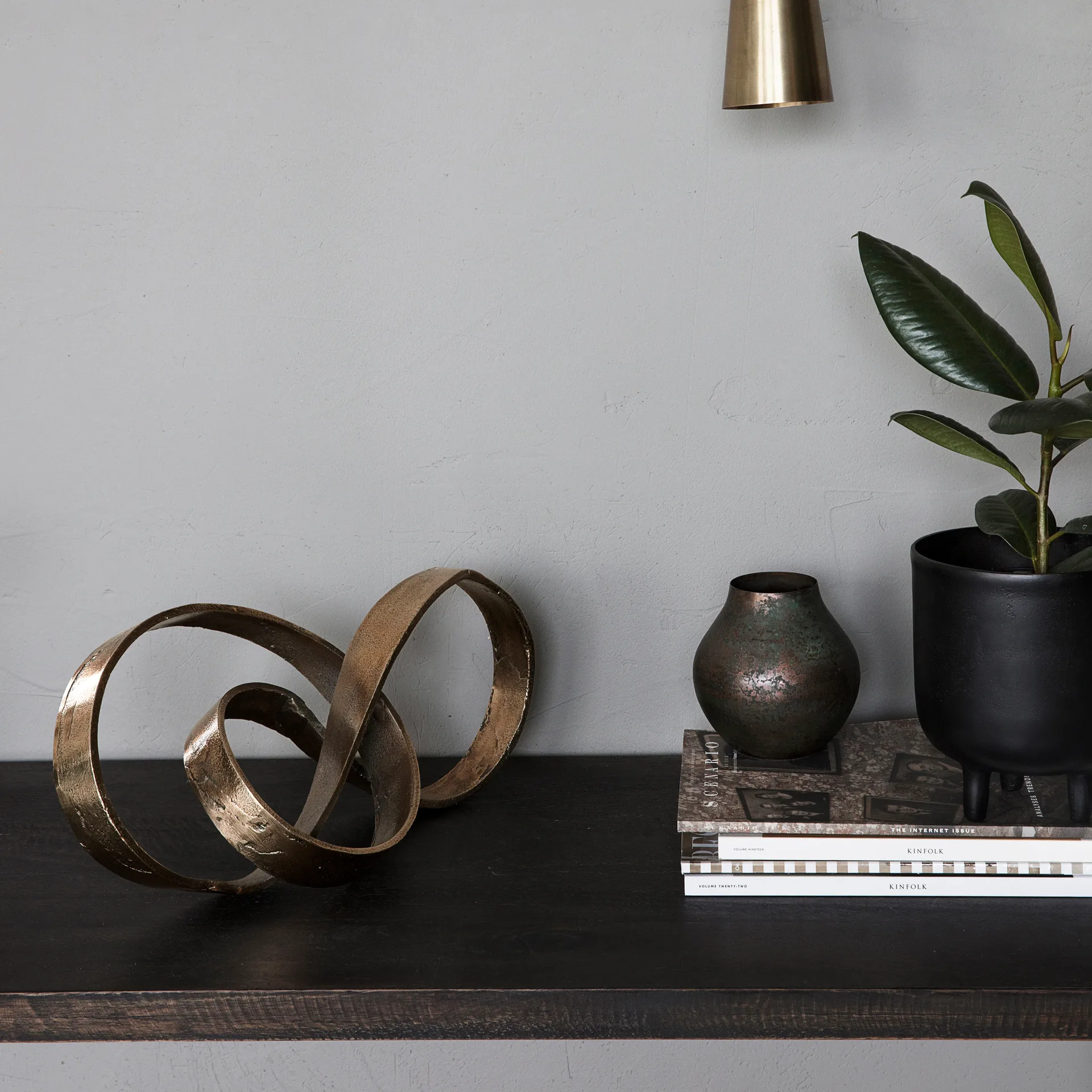 Nauji veistos, messinki House Doctor