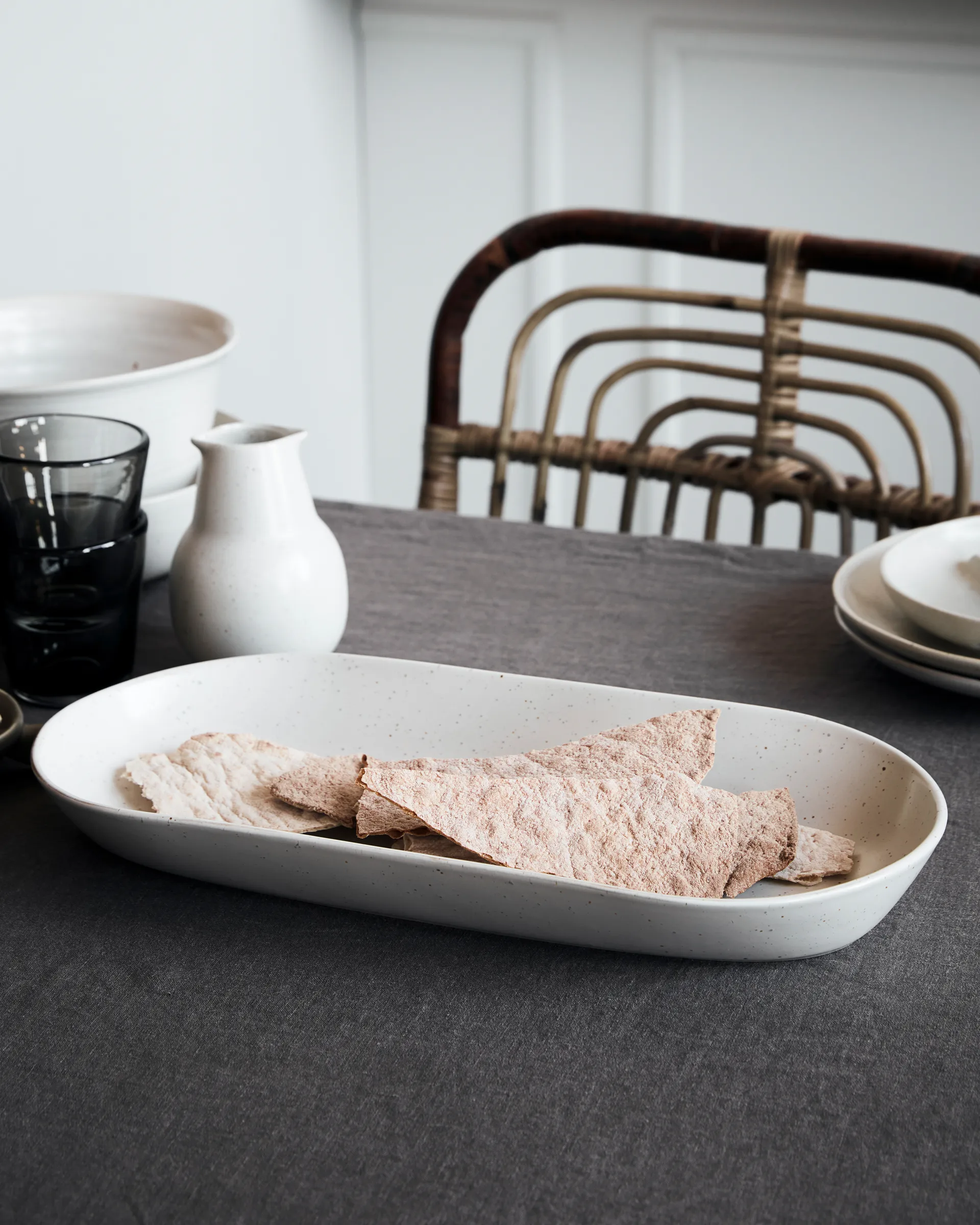 Pion tarjoilulautanen 19x38 cm, Harmaa-valkoinen House Doctor