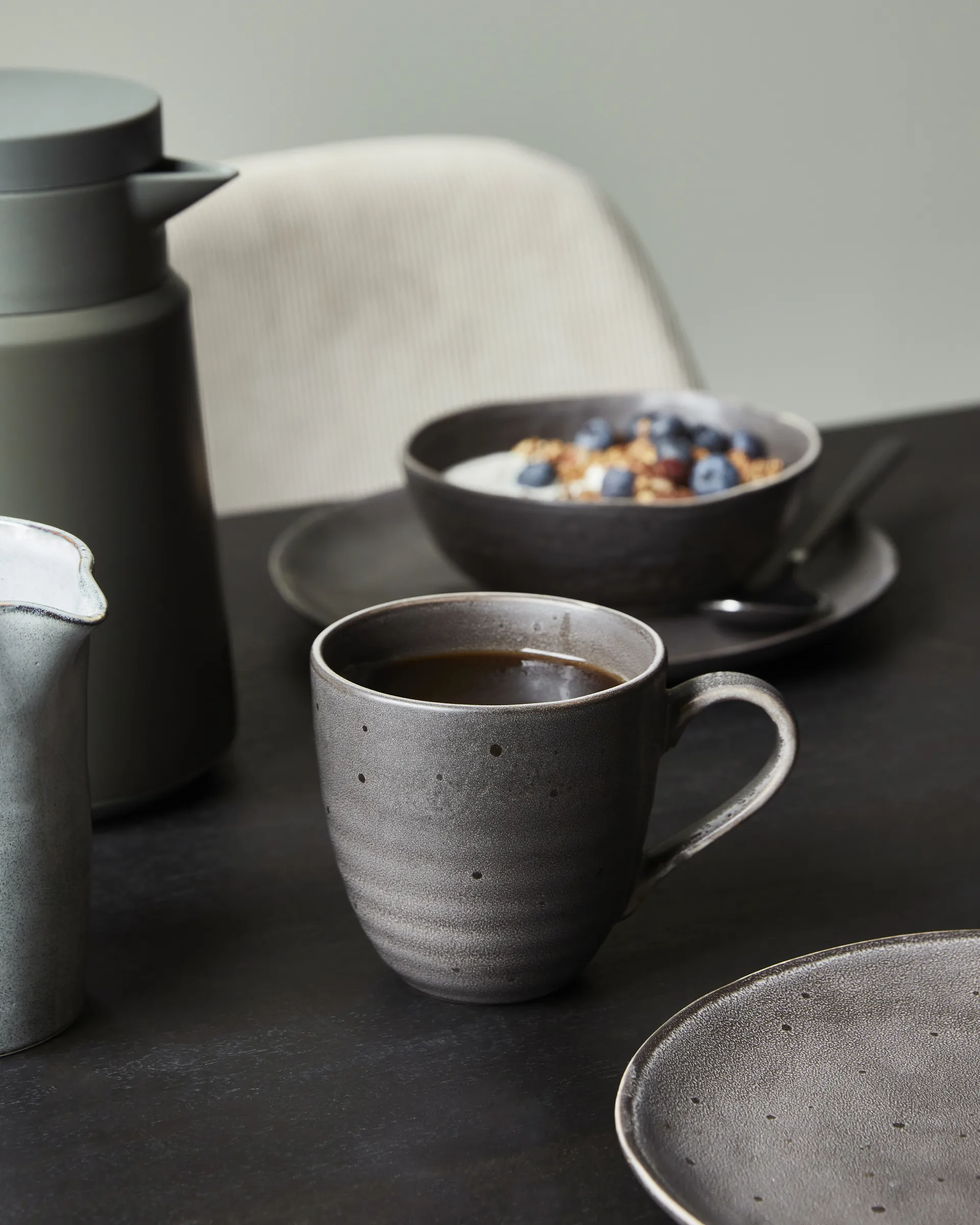 Rustic brunch kit 12 osaa, Tummanharmaa House Doctor