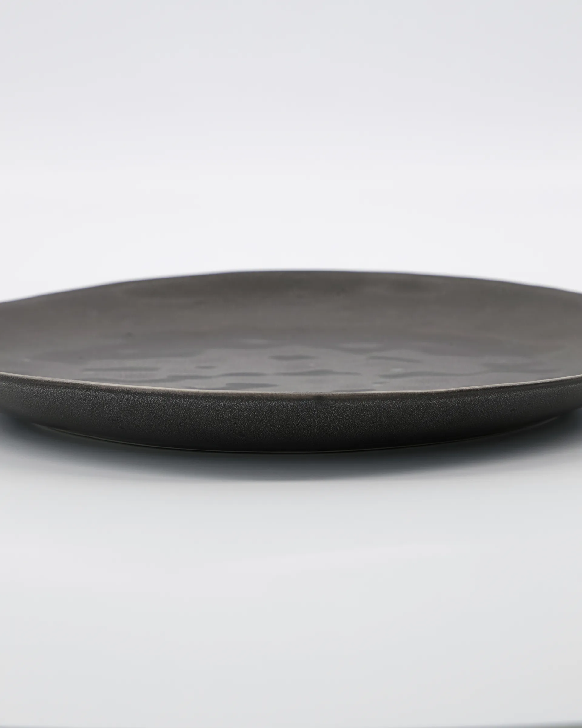 Rustic illallislautanen Ø 27,5 cm, Tummanharmaa House Doctor