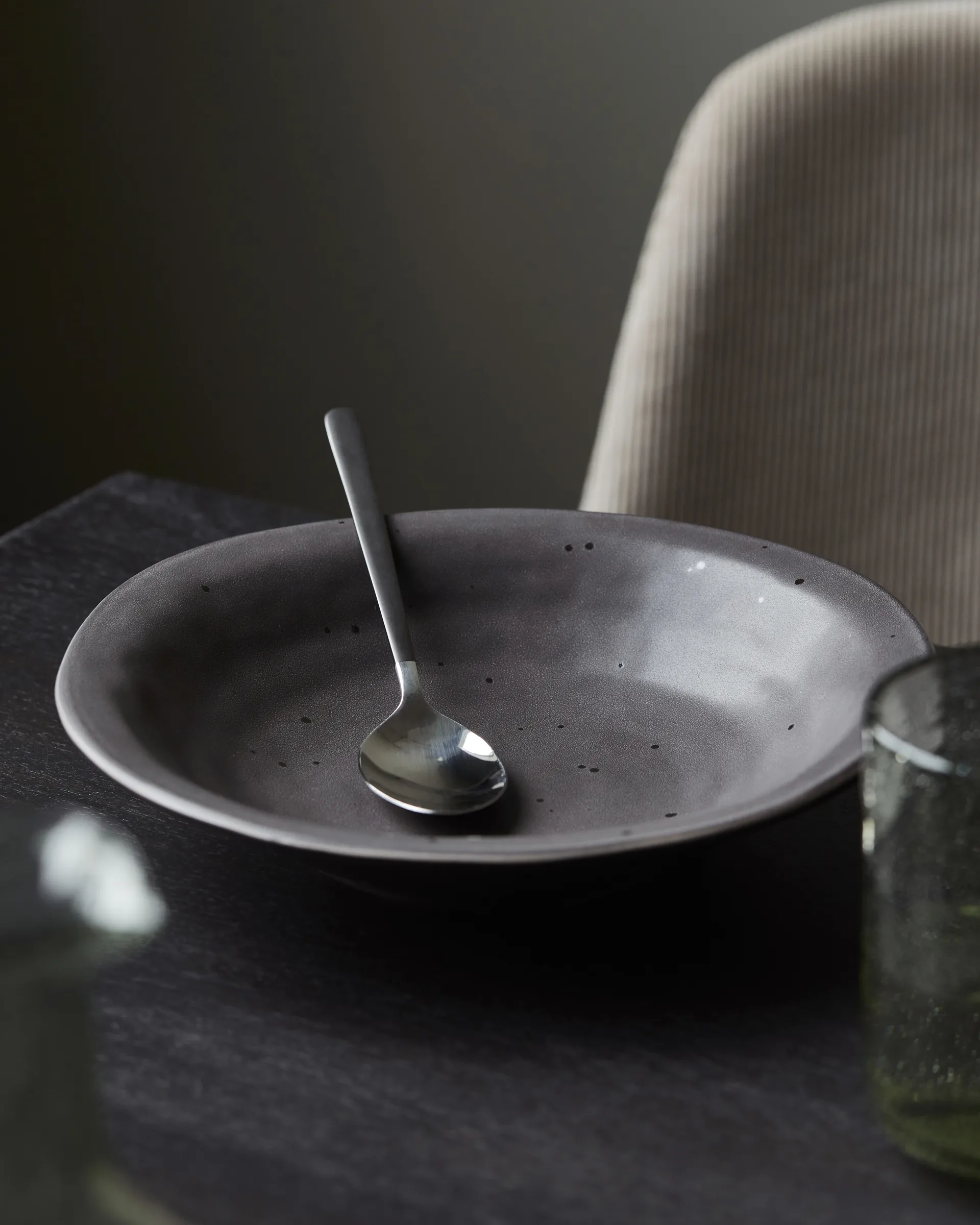 Rustic keittolautanen Ø 25 cm, Tummanharmaa House Doctor