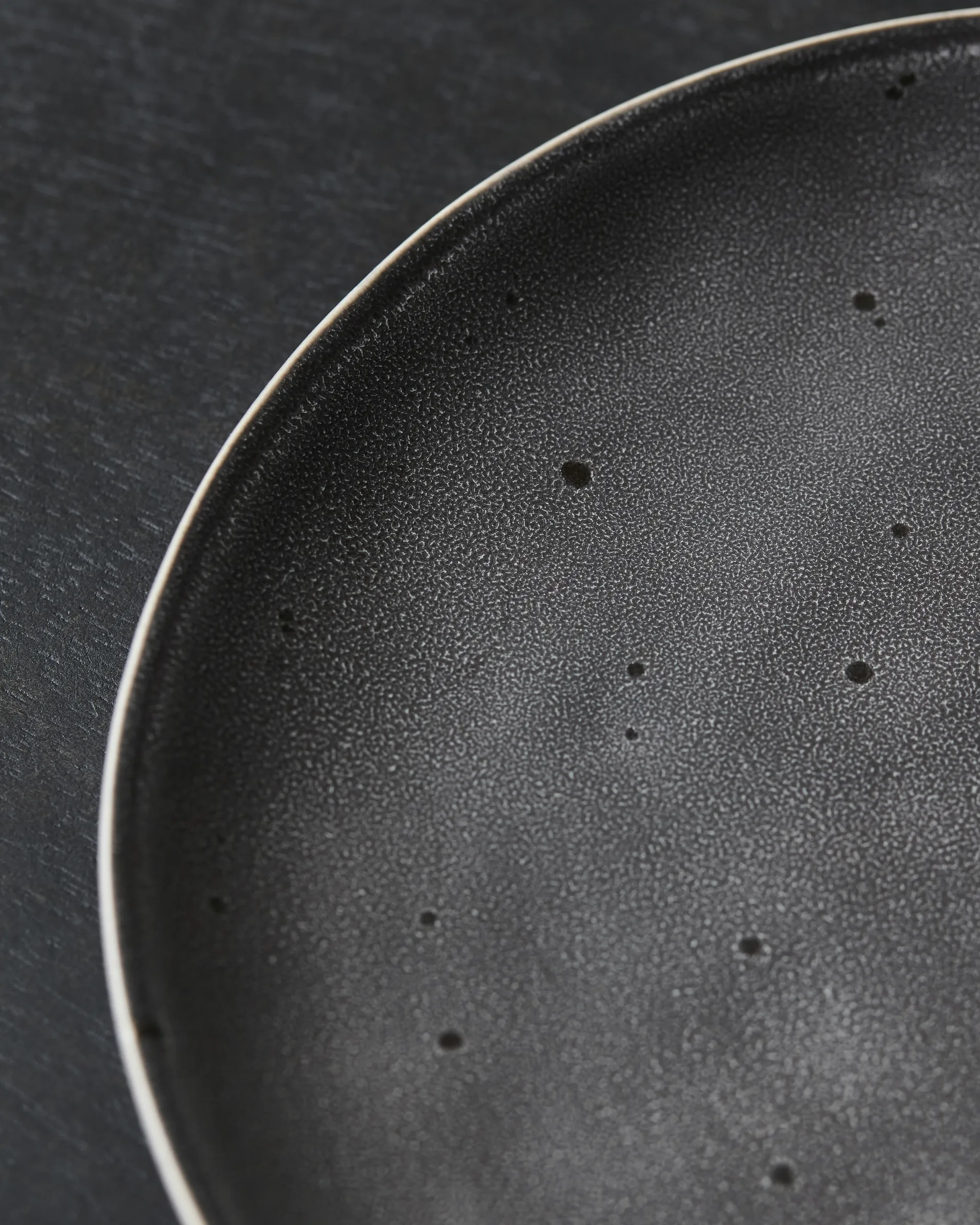 Rustic leipälautanen Ø 20 cm, Tummanharmaa House Doctor