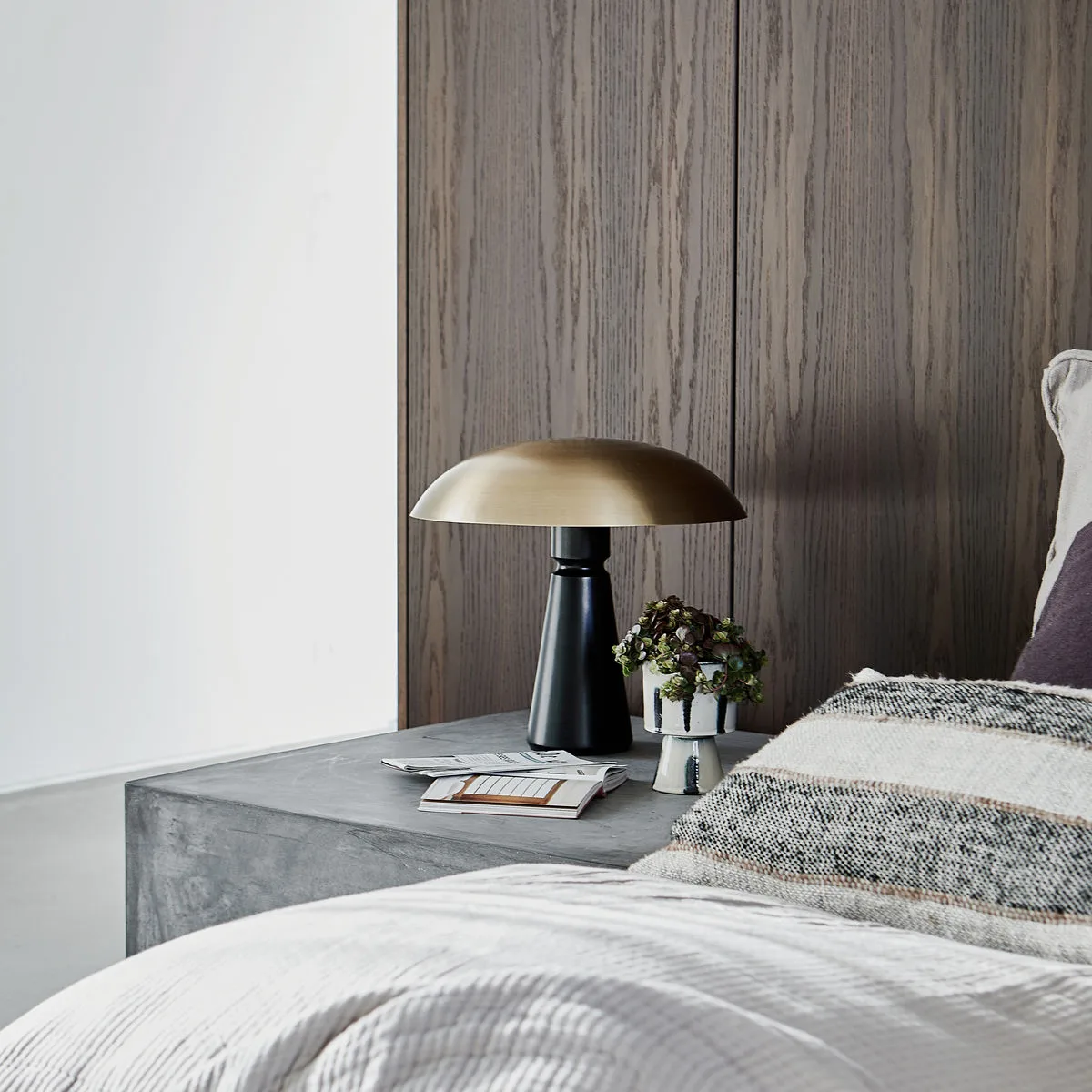 Thane pöytälamppu, Musta-messinki House Doctor