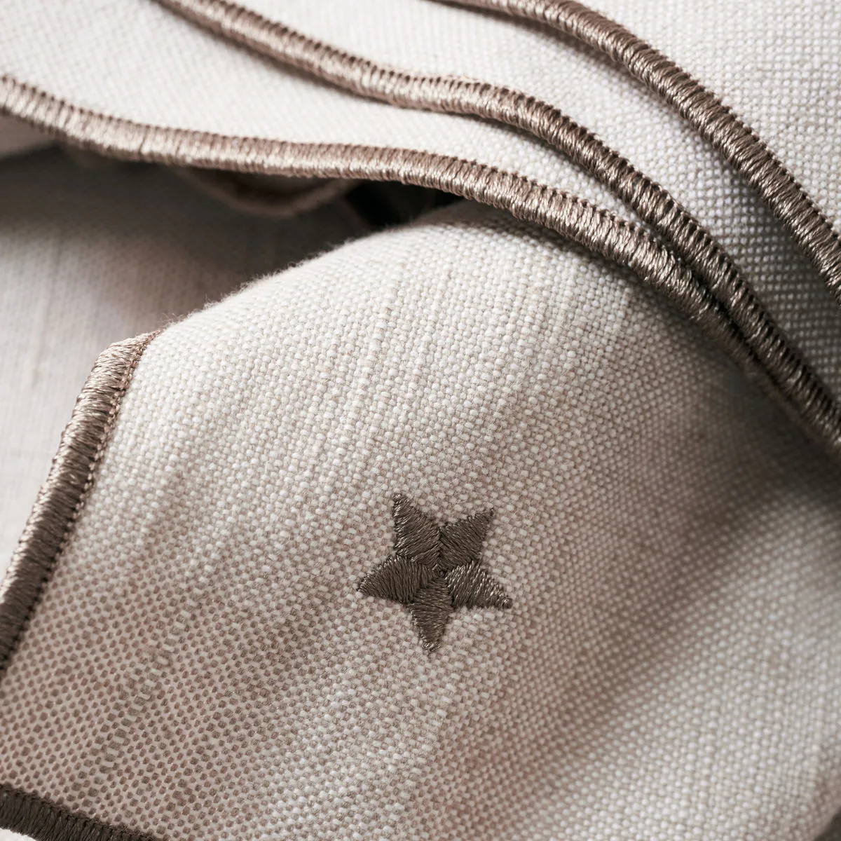 Twinkle pöytäliina 140x240 cm, Taupe House Doctor