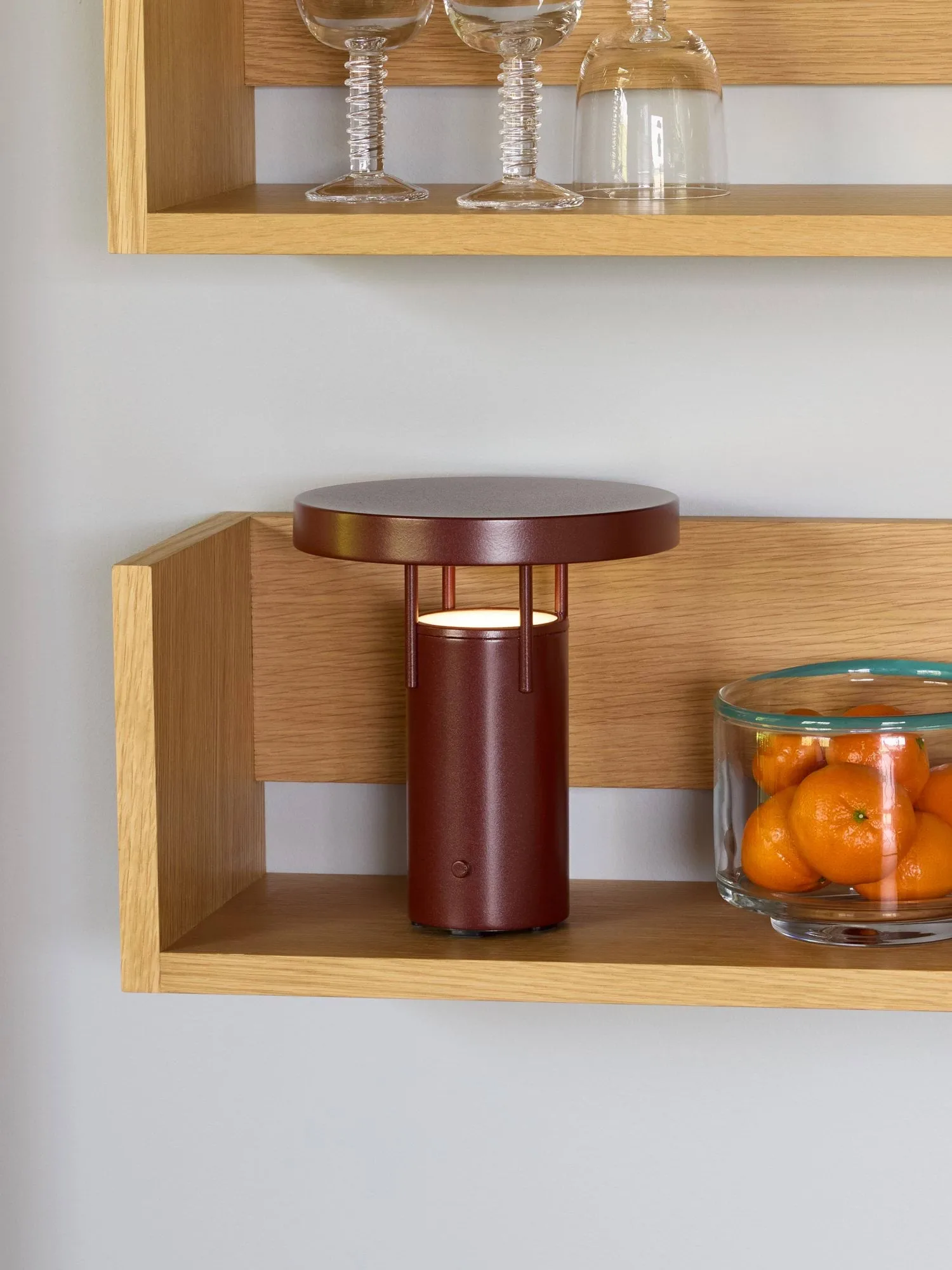 BringMe kannettava pöytälamppu, Metallinen burgundy, mini 20 cm Hübsch Interior