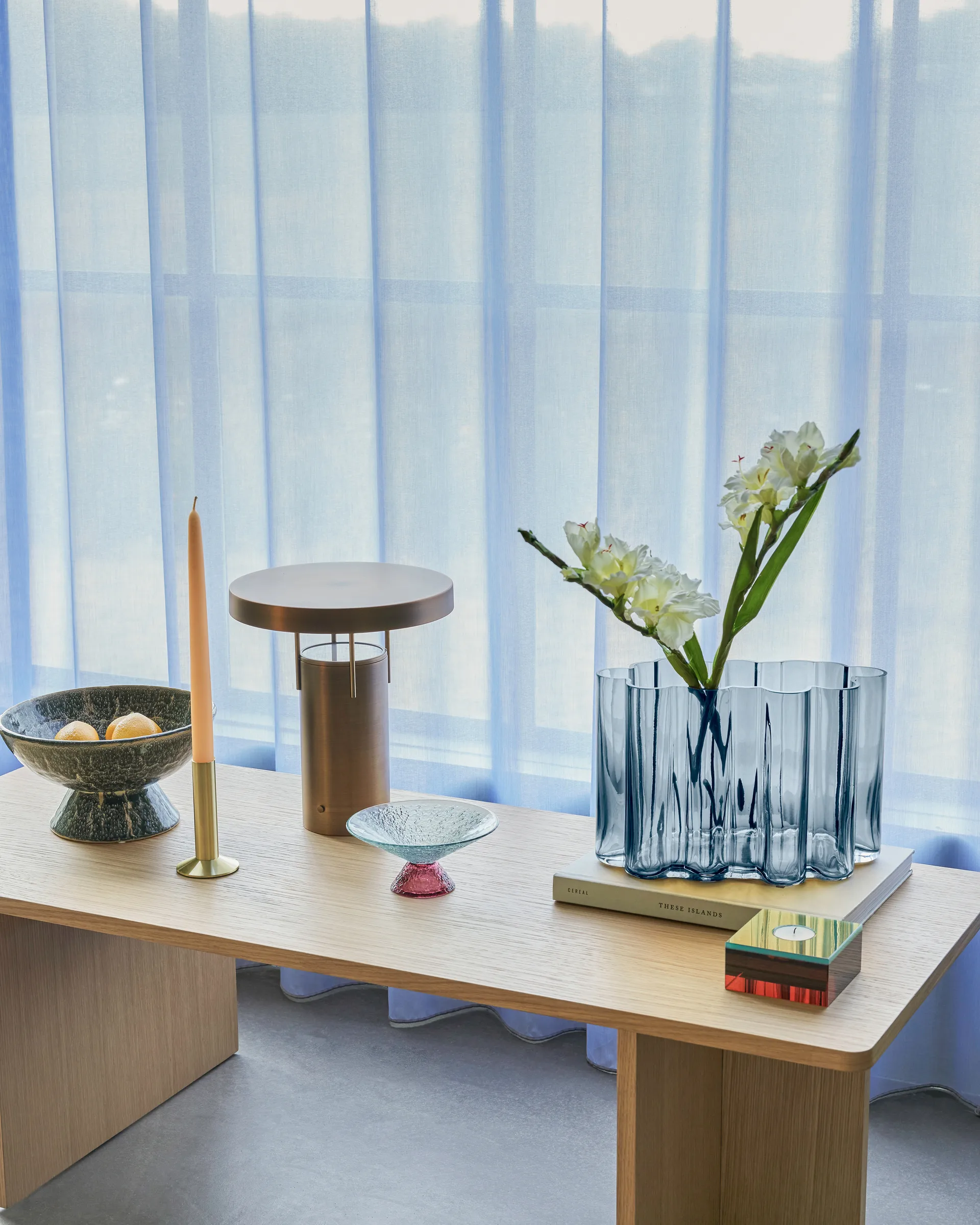 BringMe kannettava pöytävalaisin, Burnished brass. Hübsch Interior