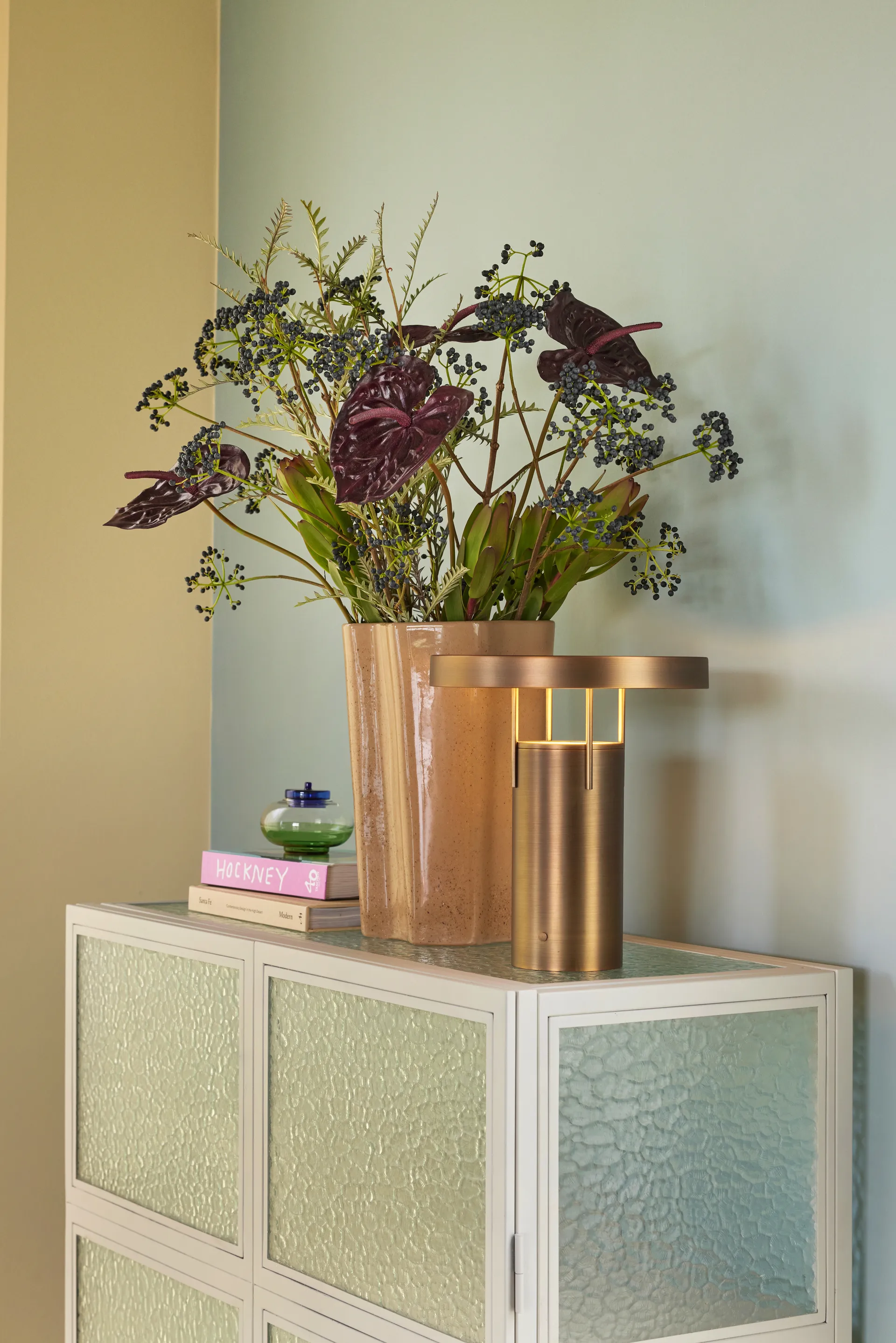 BringMe kannettava pöytävalaisin, Burnished brass. Hübsch Interior