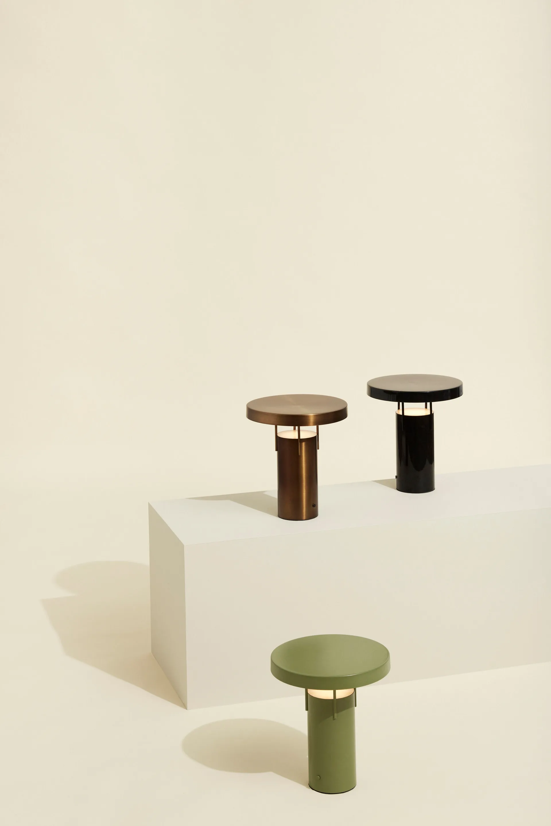 BringMe kannettava pöytävalaisin, Burnished brass. Hübsch Interior