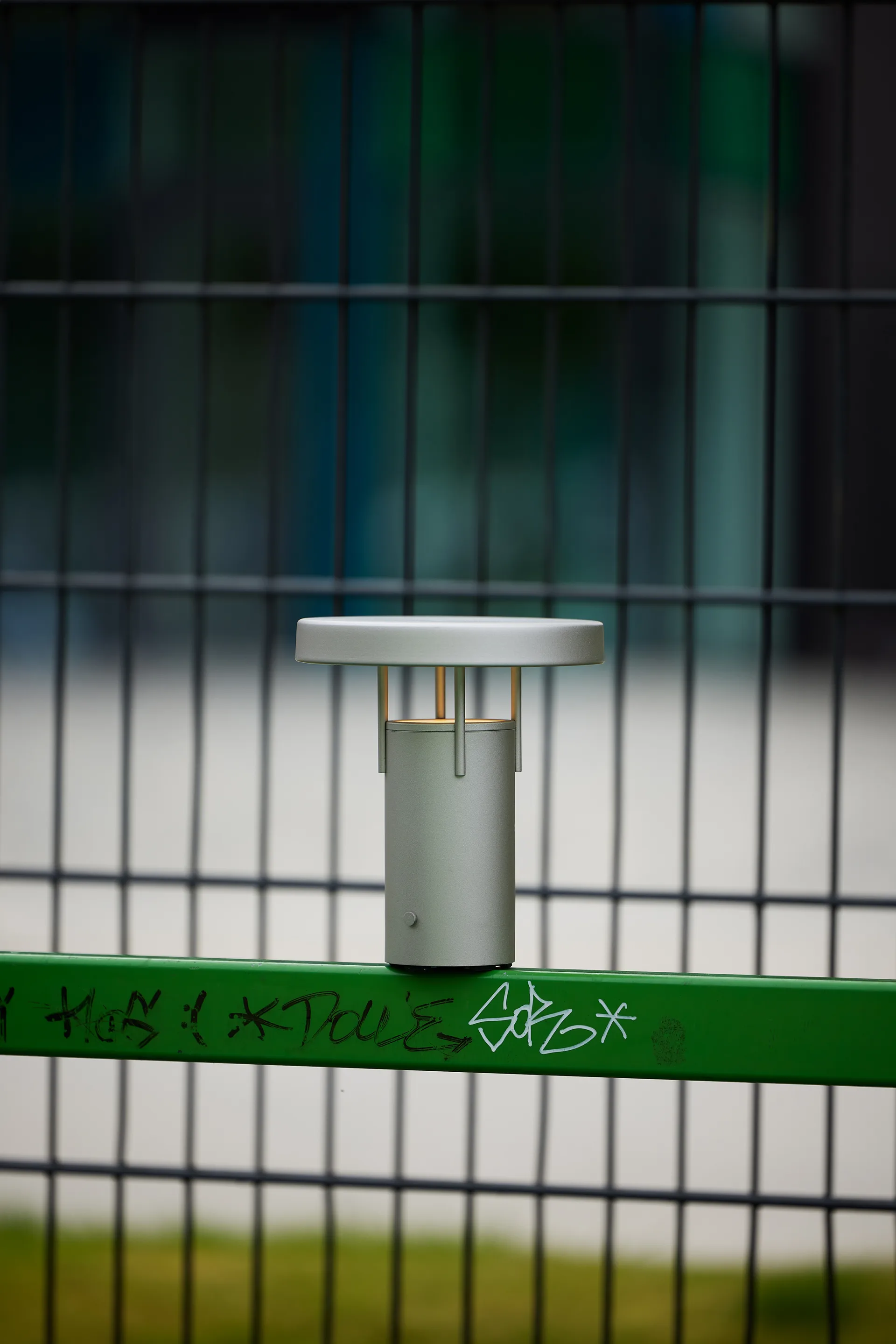 BringMe mini kannettava pöytävalaisin, Metallic sand. Hübsch Interior