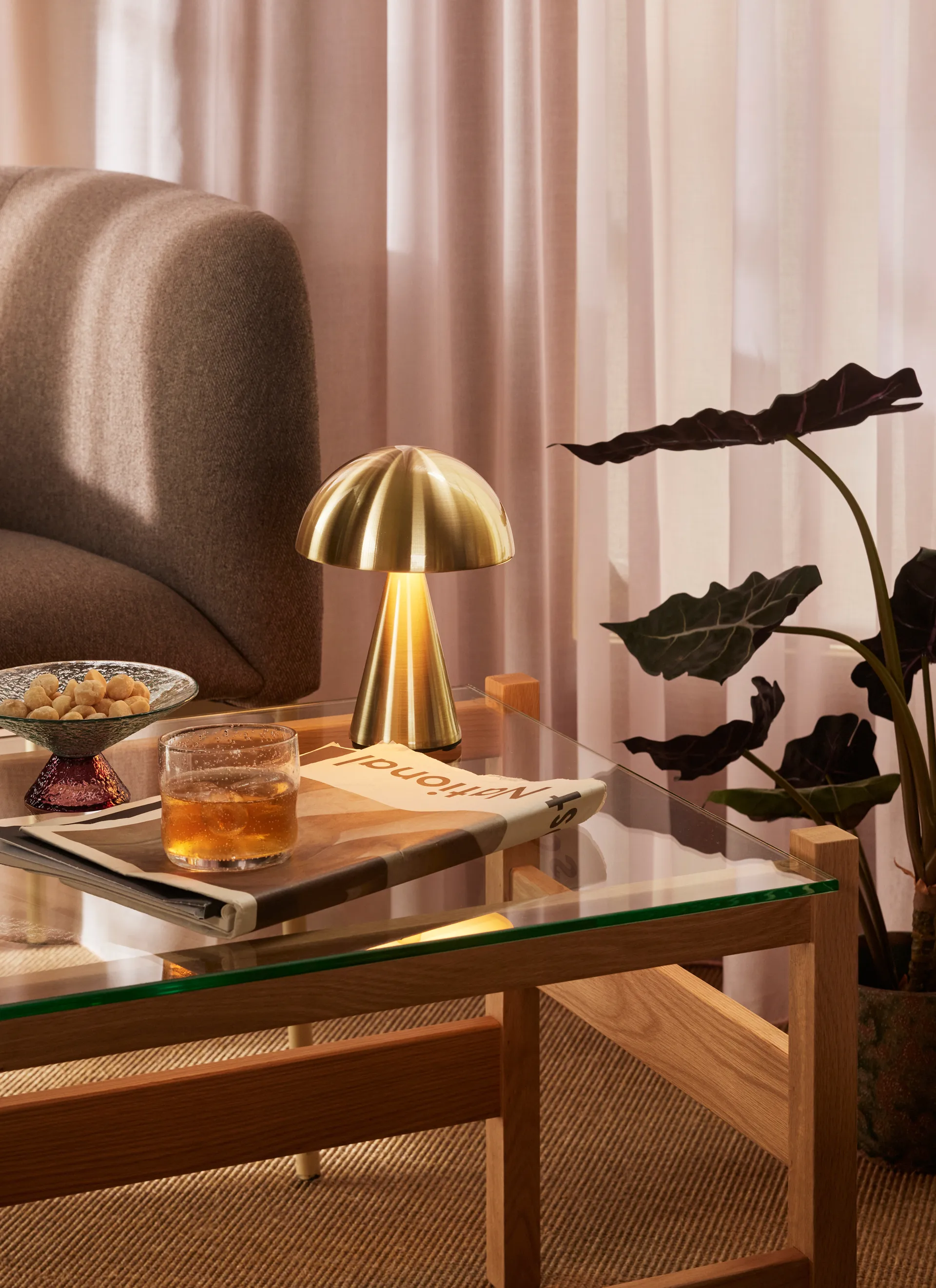 Mush kannettava pöytävalaisin, Messinki Hübsch Interior