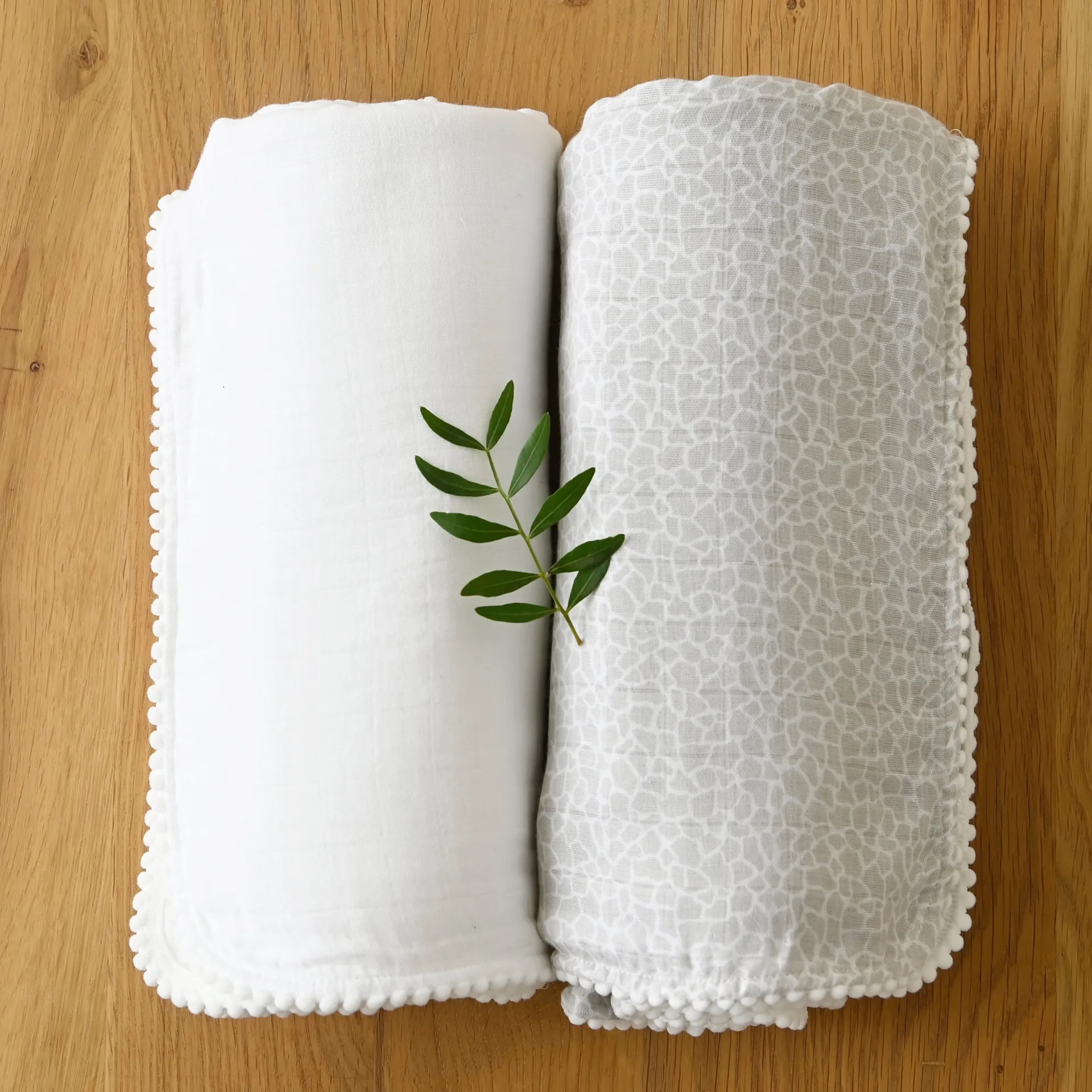 Pom Pom musliinhuopa 120x120 cm 2 kpl, Pearl & Giraffe gray Jack o Juno