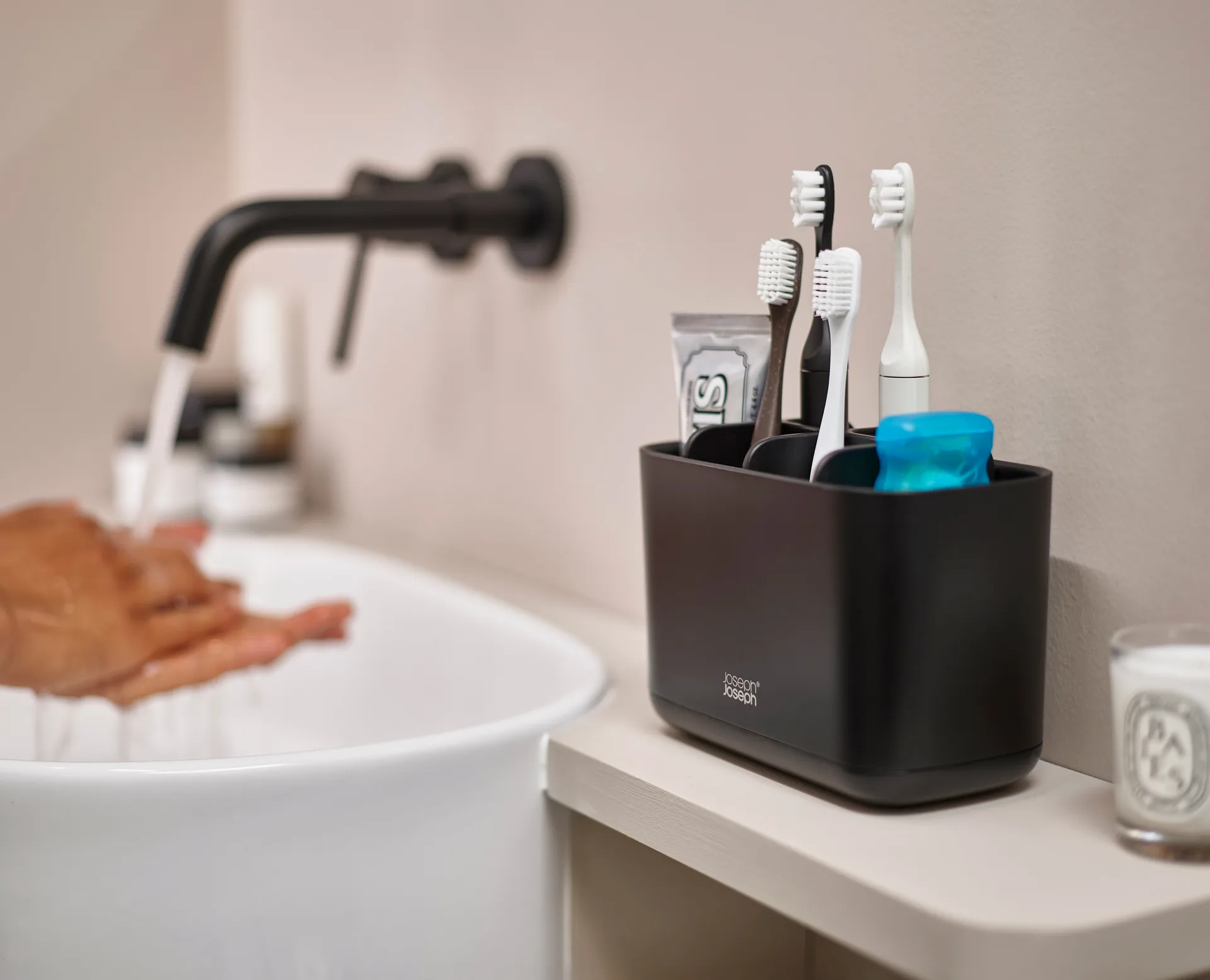 Easystore hammasharjateline large 17,6 cm, Musta Joseph Joseph