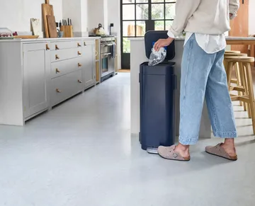 Joseph Joseph Porta poljettava roskis 40 L - Keskiyön sininen - Joseph Joseph