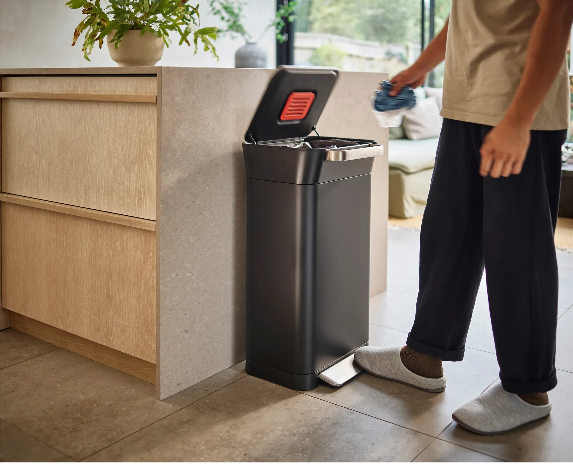 Joseph Joseph Titan jätepuristin poljettava roskis 30 L, Hiilivarjo Joseph Joseph