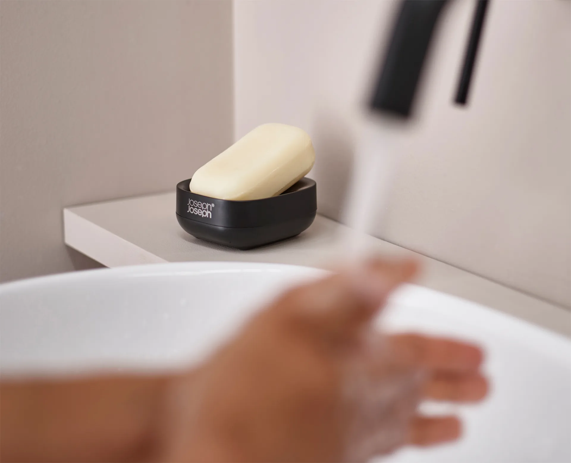 Siro kompakti saippuakuppi 8,4 cm, Musta Joseph Joseph